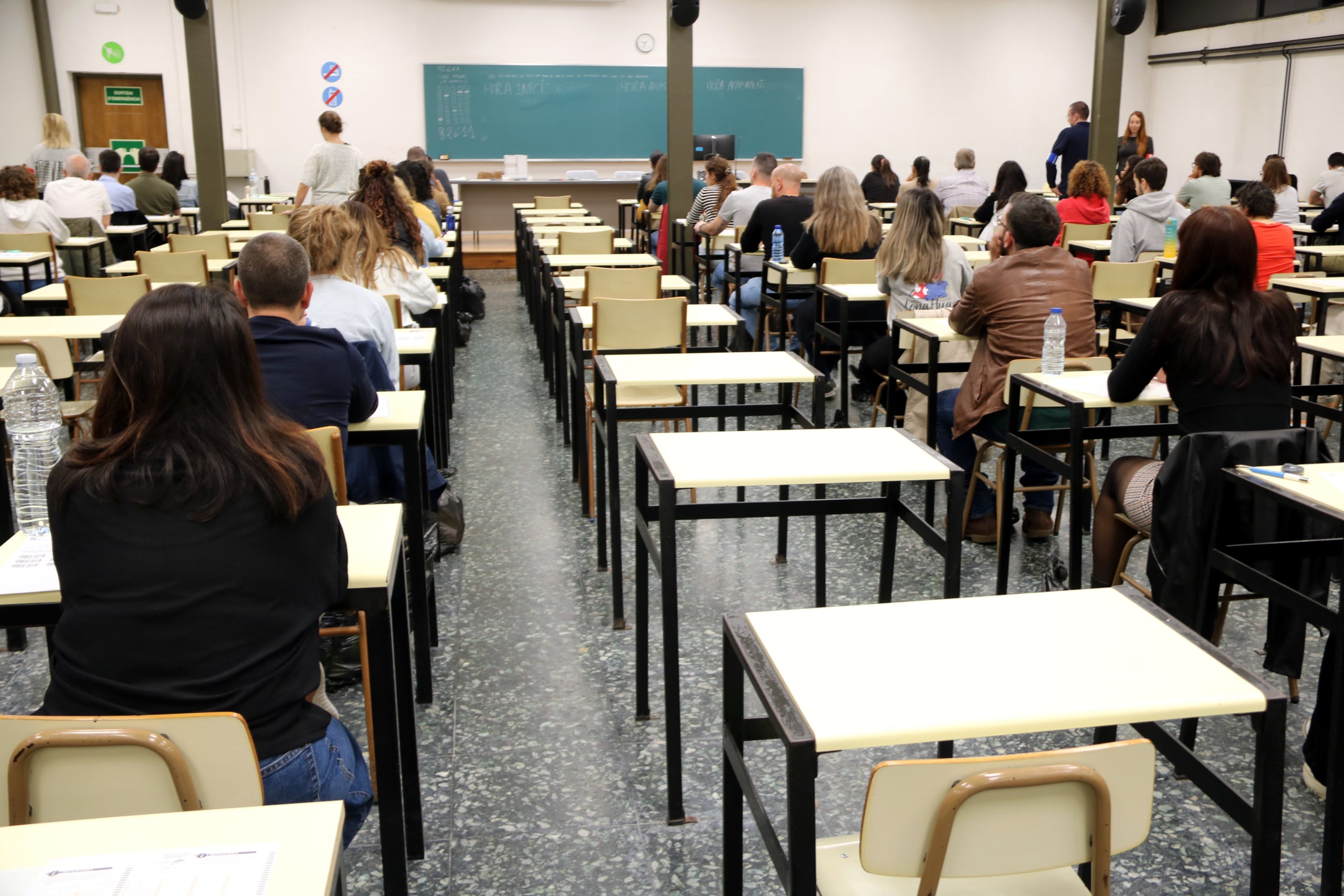 Docents fa un examen per a unes oposicions del Departament d'Educació / ACN