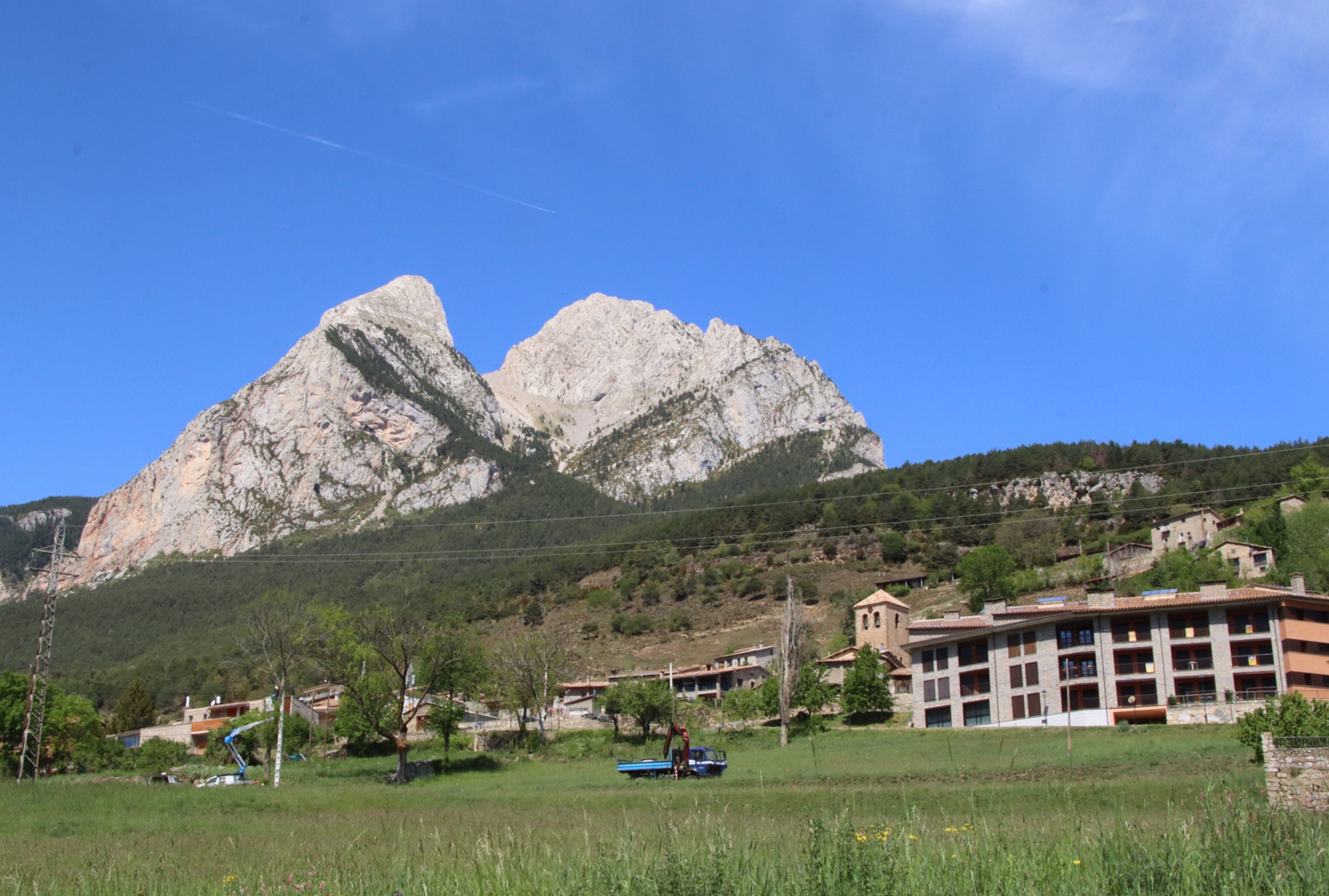 Panoràmica del poble de Saldes, al Berguedà, en un dia assolellat / ACN
