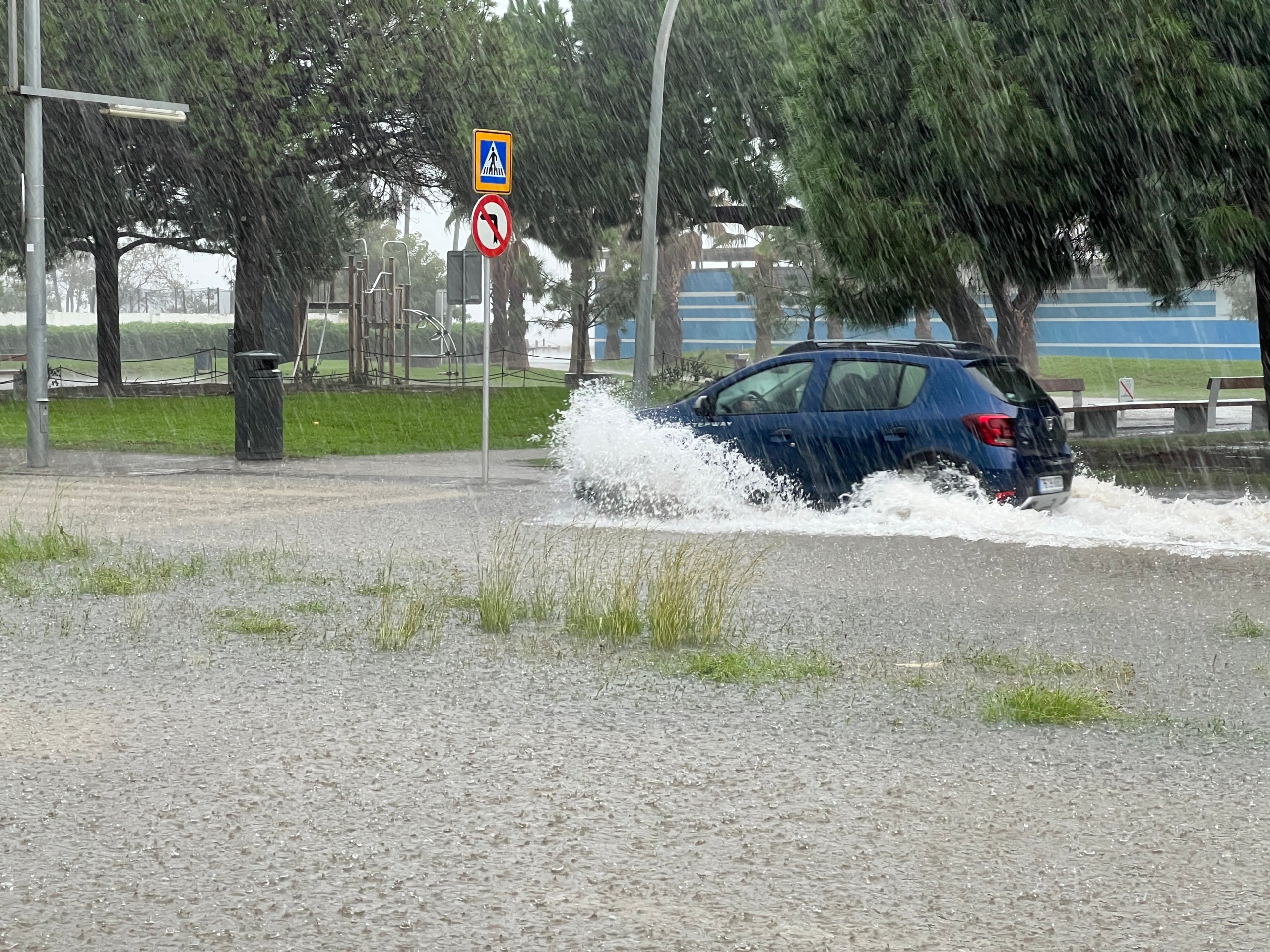 Un coche intentando abrirse paso en una zona inundada / ACN