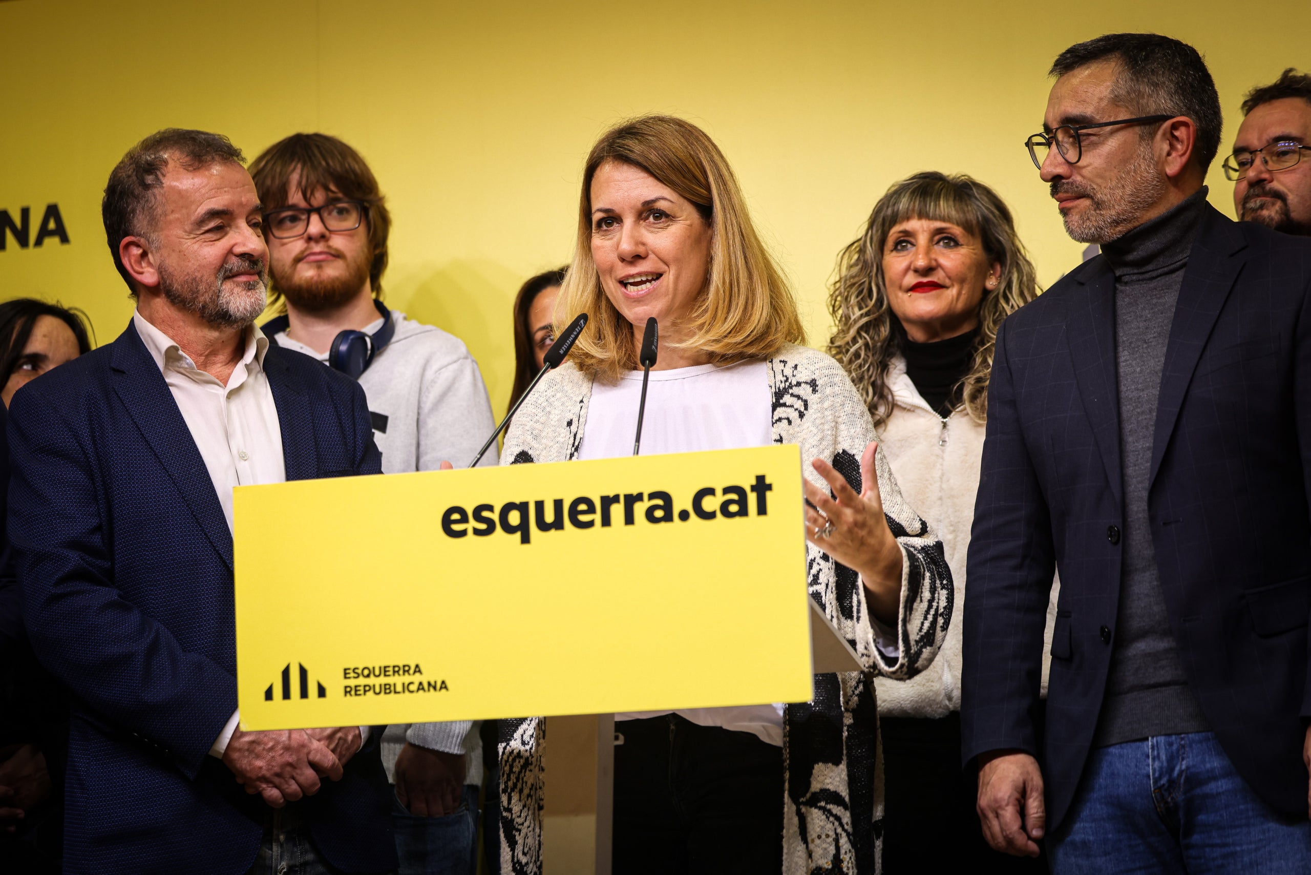 La candidata de Foc Nou, Helena Solà, al costat d'Alfred Bosch i altres membres de l'equip / Jordi Borràs / Foc Nou