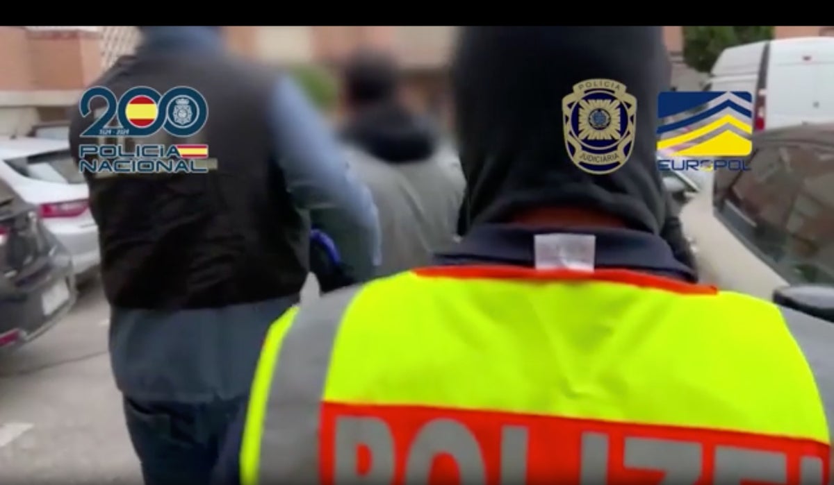 Els agents de l'Europol s'emporten un dels detinguts | Policia Nacional