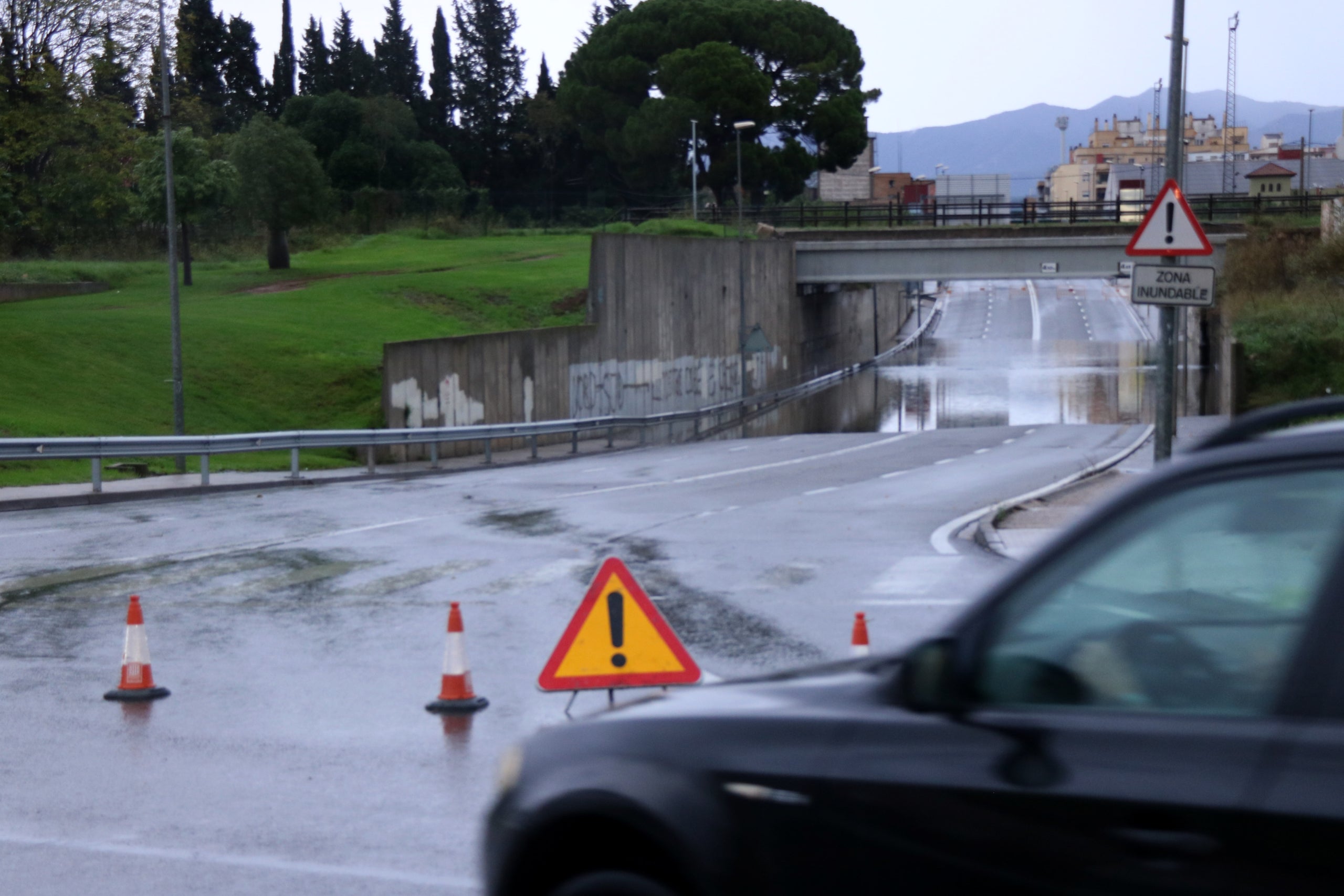 Un coche pasa por delante de las señales que anuncian el corte del paso inferior de la carretera C-12 a su paso por Tortosa | Jordi Marsal (ACN)