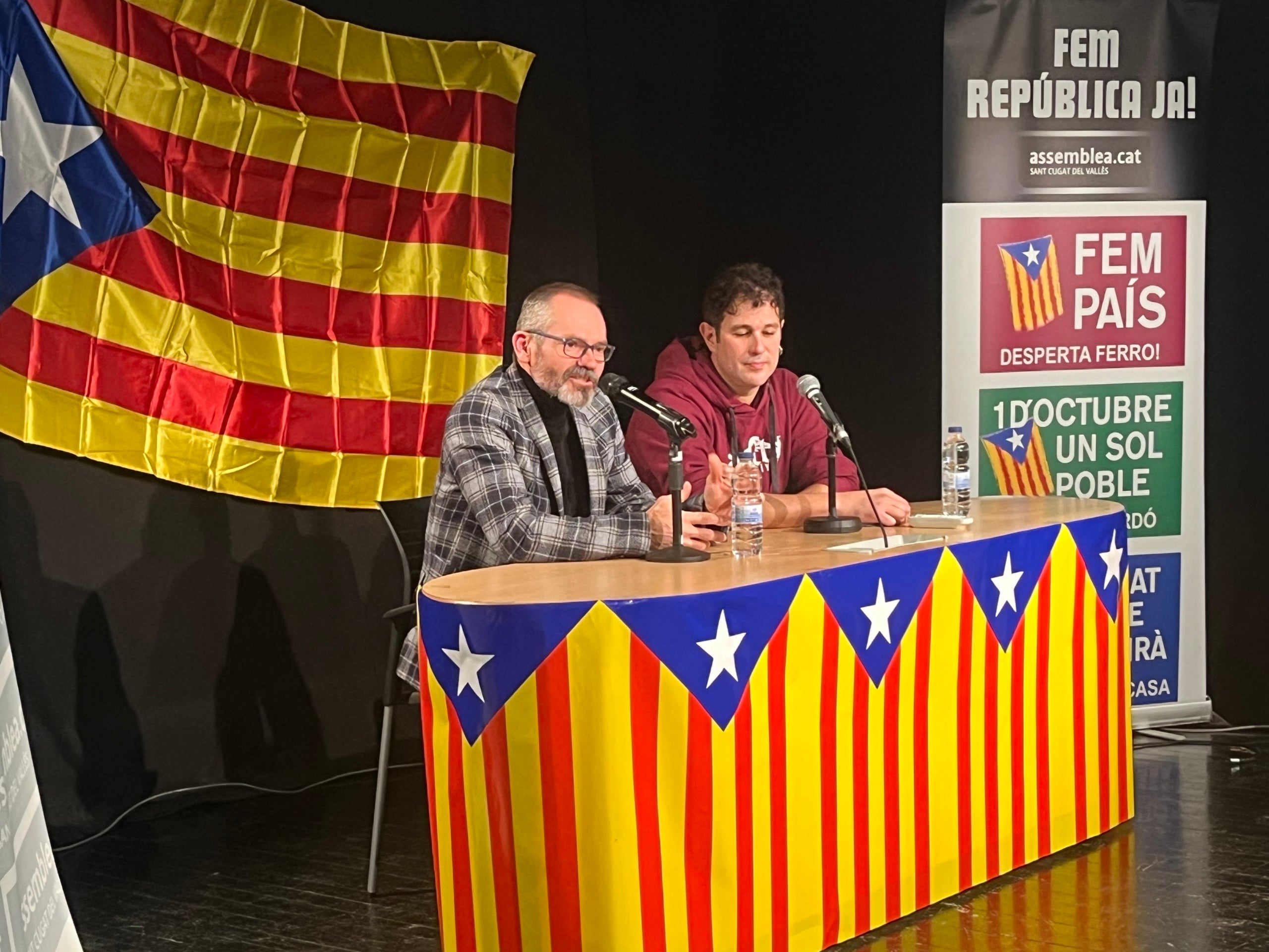Josep Costa, secretario nacional de la ANC, y Carles Heredia, periodista y represaliado, en el acto organizado esta semana por la ANC de Sant Cugat / S.B.