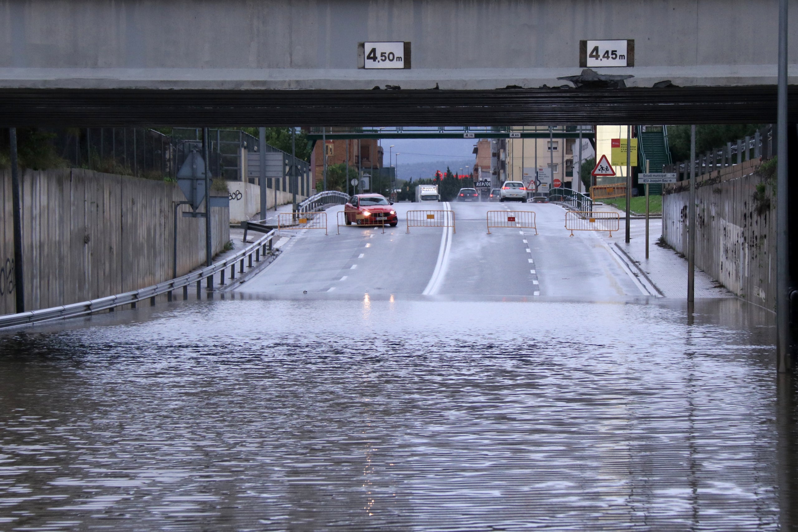 Un cotxe es desvia per evitar el tall del pas inferior de la carretera C-12 al seu pas per Tortosa | Jordi Marsal (ACN)