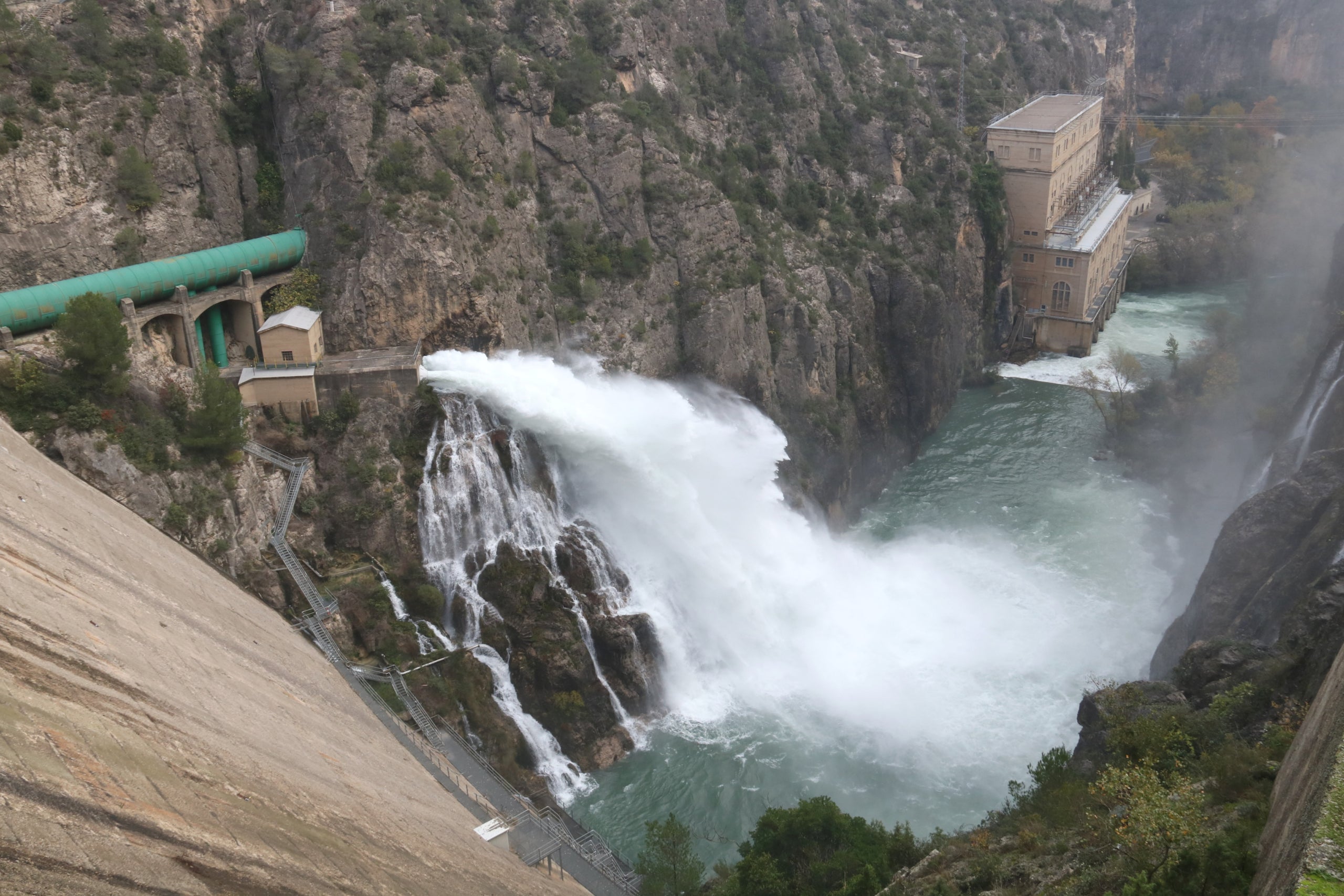 Imagen del desembalse de agua en Camarasa este martes por la mañana | Ignasi Gómez (ACN)