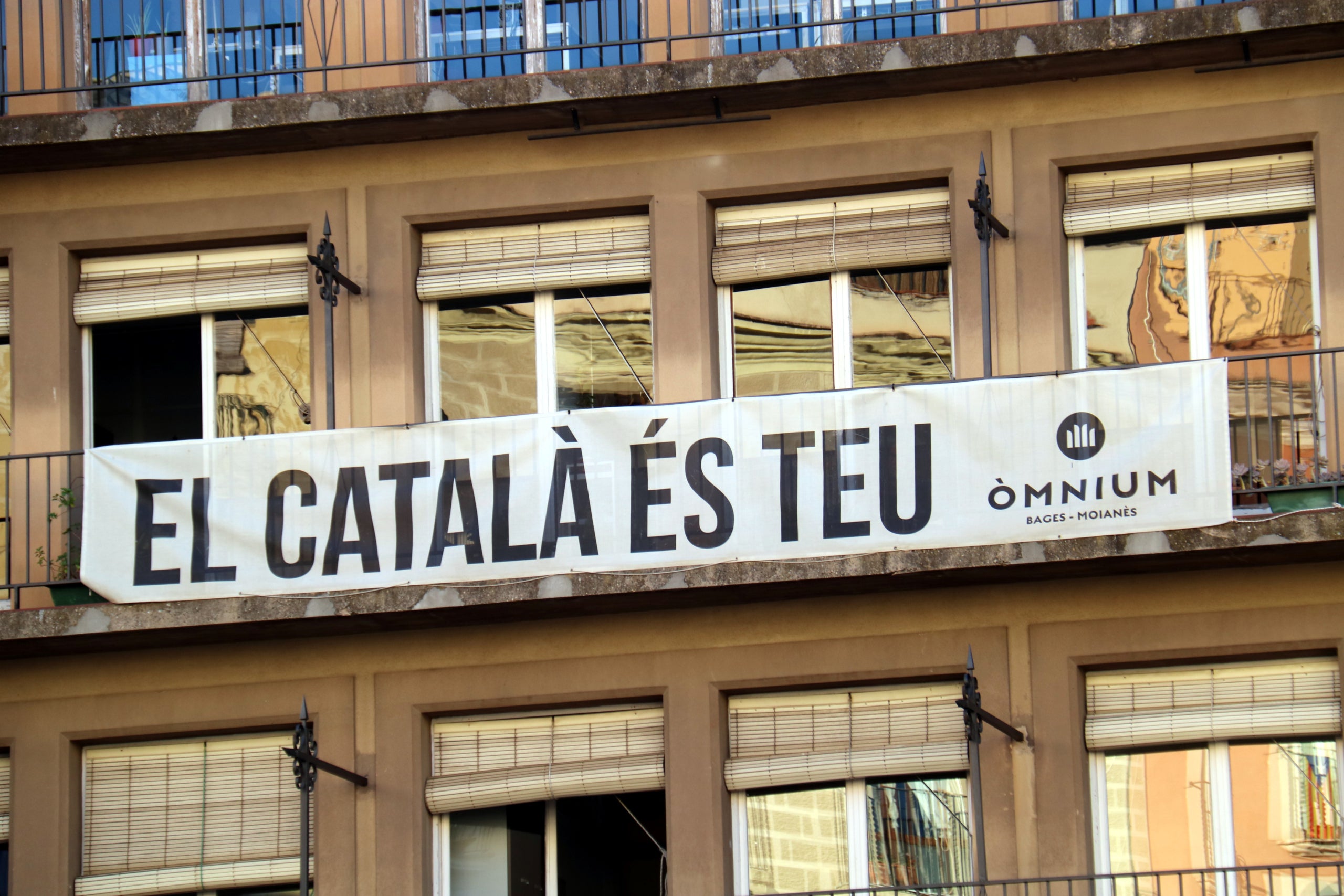 Cartell de la campanya d'Òmnium: El català és teu / Nia Escolà / ACN