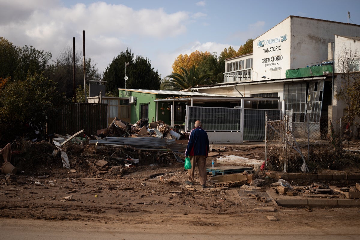 Un veí d'Utiel observa les destrosses a l'entrada del municipi/Mathias Rodríguez