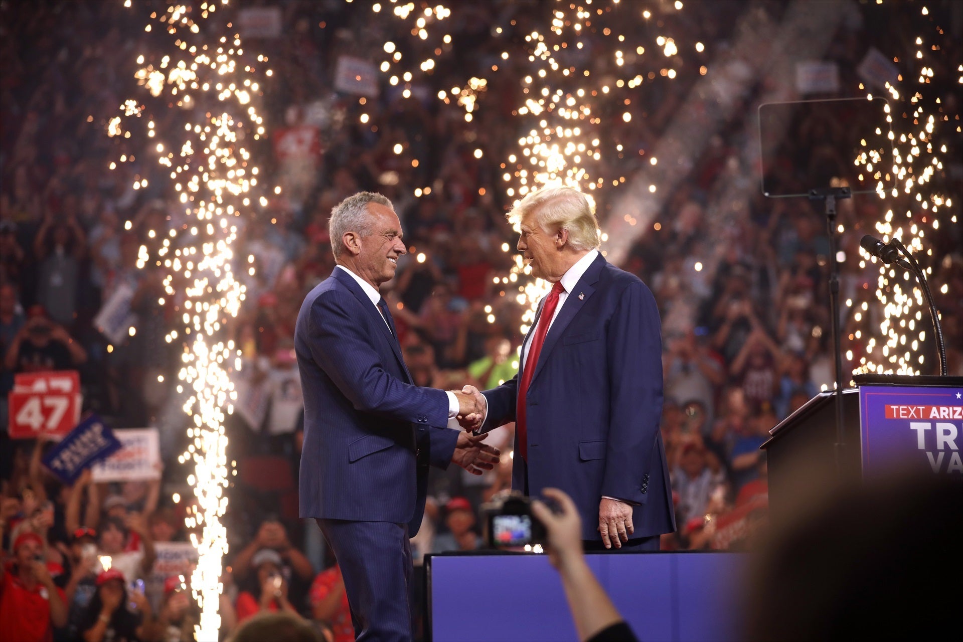 Robert F Kennedy Jr i Donald Trump en un acte de campanya a Arizona / EP
