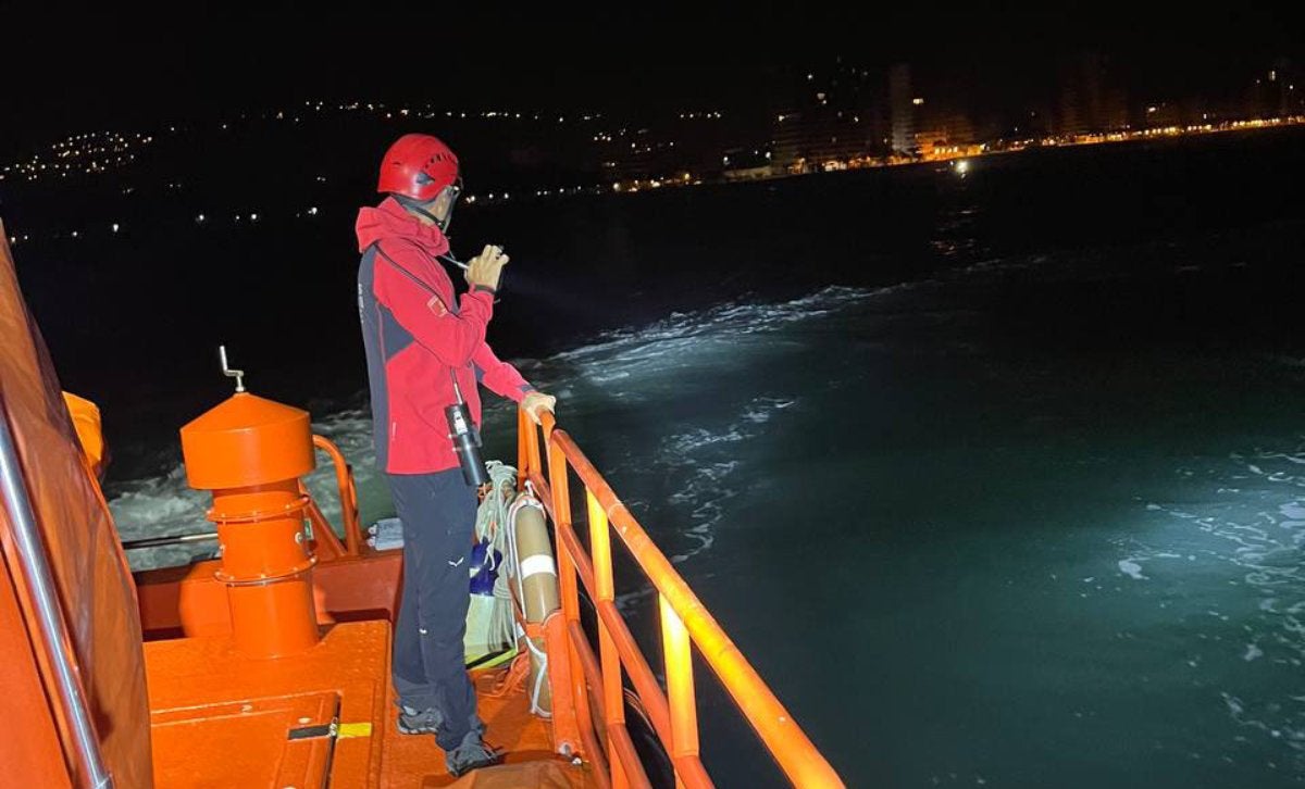 Un miembro de los equipos de rescate que buscan a un hombre desaparecido en Platja d'Aro / Bomberos de la Generalitat