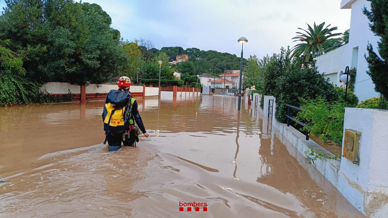 Un bomber camina per un carrer inundat a Tarragona / Bombers de la Generalitat