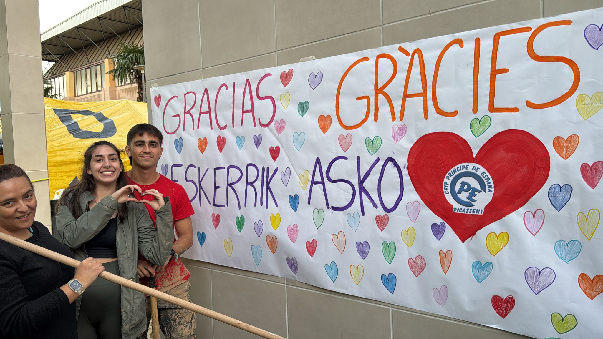 Veïns de Picassent agraeixen la tasca dels voluntaris DANA, on tenen la seu operativa/Voluntaris Dana