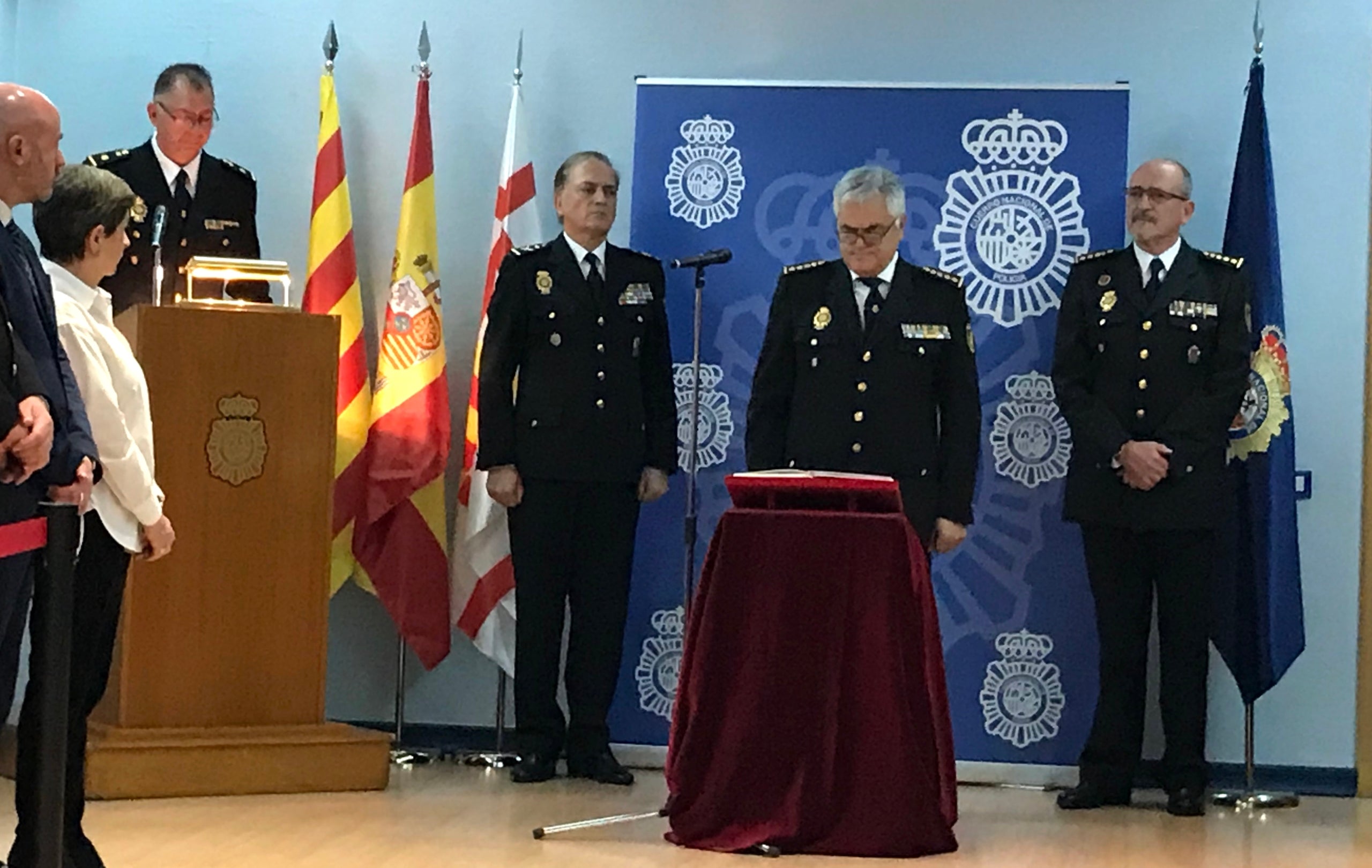 El cap Superior de Policia a l'esquerra mira com el nou cap del CNP a Barcelona i el nou Cap Regional, Juan Fortuny, a la dreta / Quico Sallés