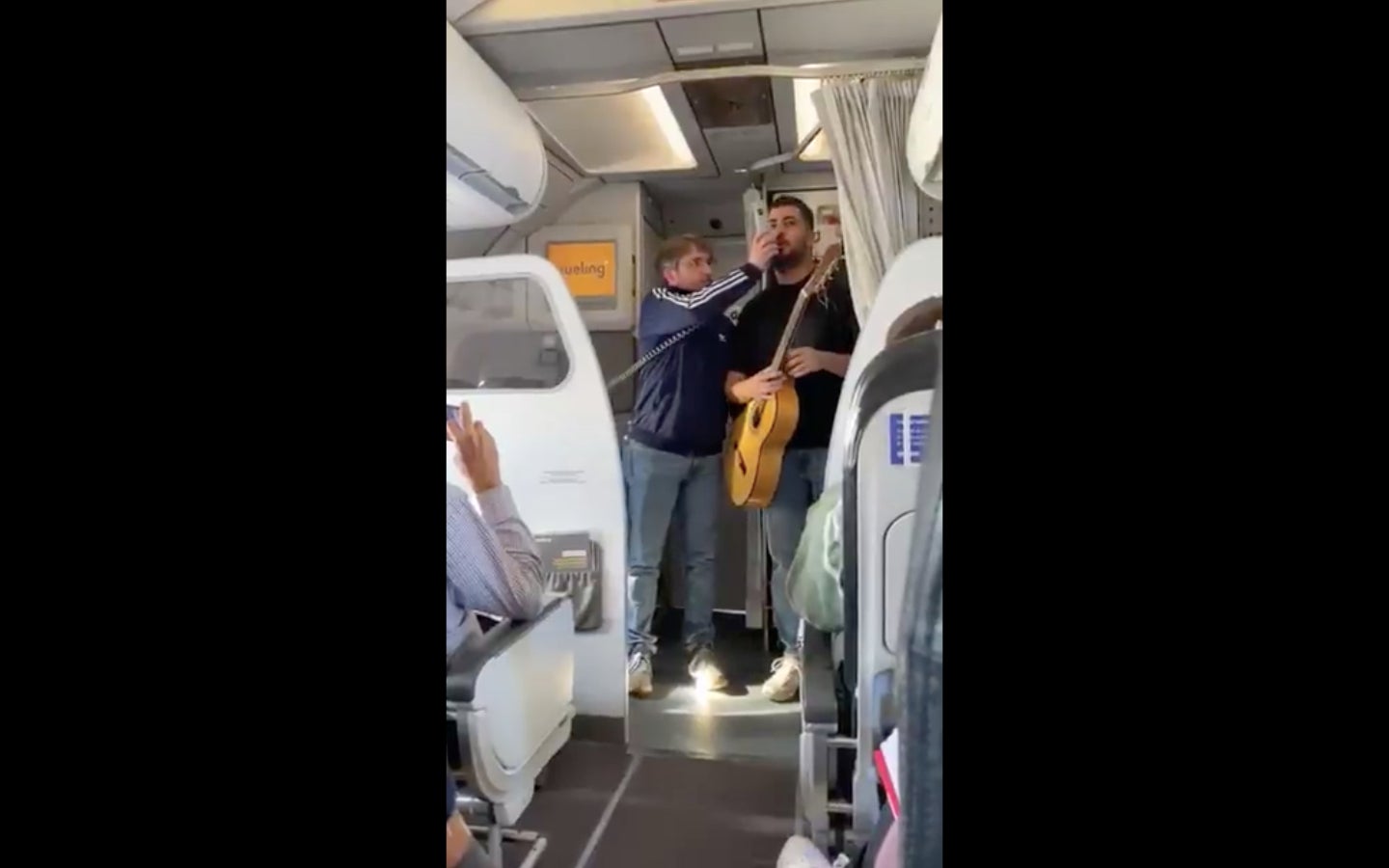 Jordi Évole sorprèn amb una actuació en directe en un avió - Twitter
