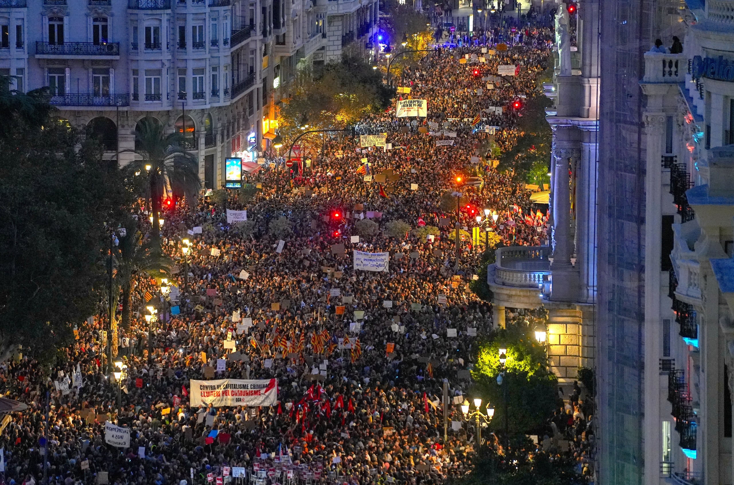 Vista general de la manifestació de València per exigir la dimissió de Carlos Mazón com a president de la Generalitat després de la DANA / Foto: Jorge Gil /