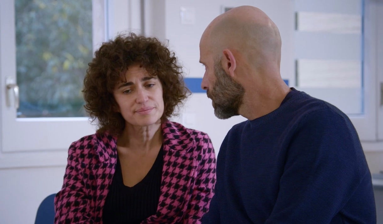 La Noe (Elena Gadel) i el Miquel (Eduard Farelo) a l'hospital, esperant notícies de la Mari Carmen, a 'Com si fos ahir' / TV3
