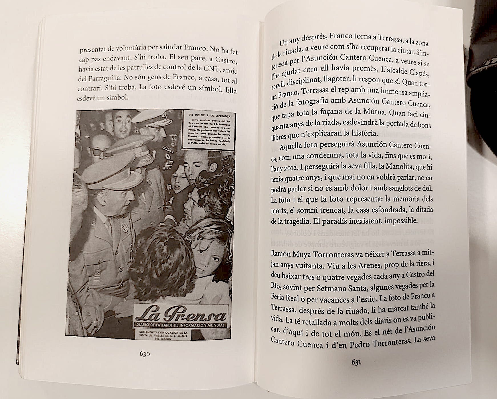 Les pàgines del llibre 'Un home que se'n va', de Vicenç Villatoro, on es recull la portada de 'La prensa' on apareixia la dona que va ser triada, amb la seva filla, per fer aparèixer un Franco compassiu amb les víctimes de la riuada del Vallès