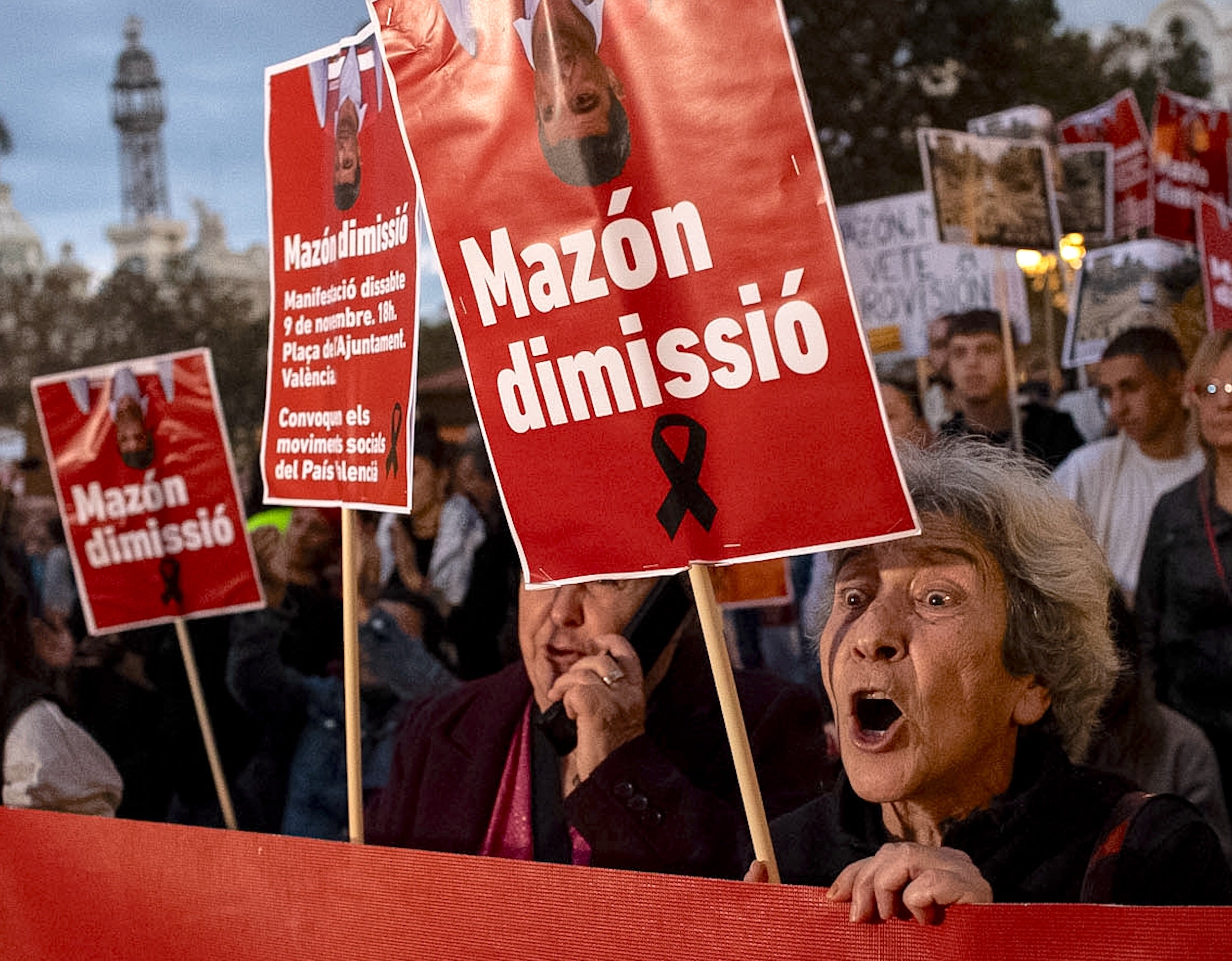 Una dona crida 'Mazón, dimissió' en la manifestació de València contra el president de la Generalitat per la mala gestió de la DANA / Europa Press