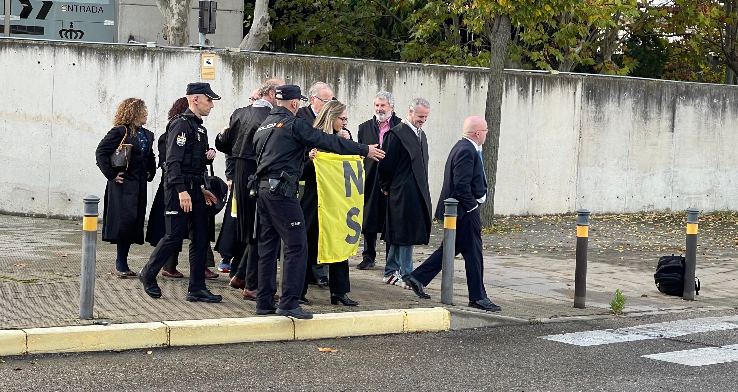 Un policia fa baixar els advocats que brandaven una pancarta en defensa i suport de Boye/Quico Sallés