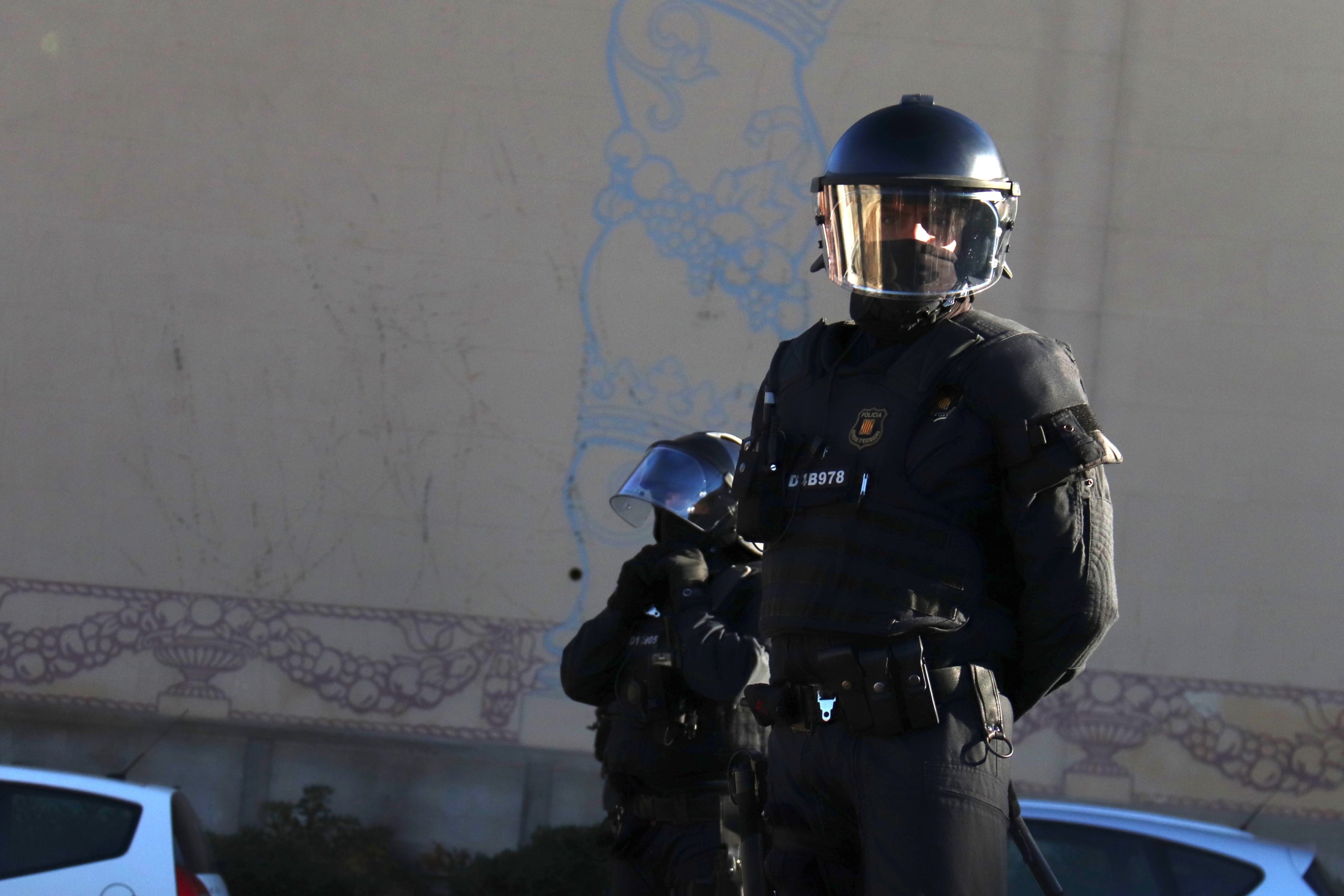Un agent de la Brigada Mòbil (Brimo) contempla uns concentrats en una acció independentista a Barcelona/Aina Martí ACN