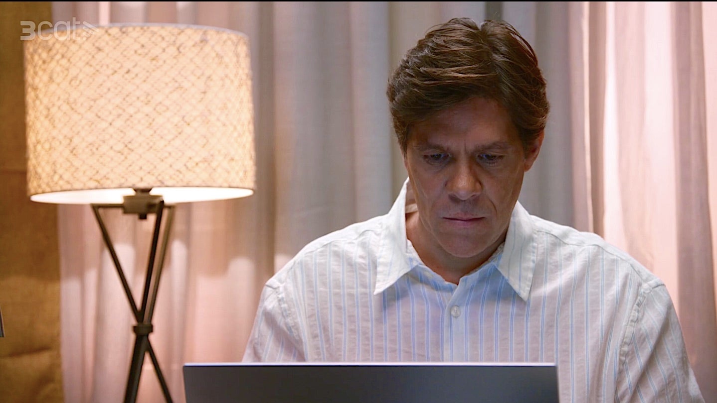 El Rodri (Ivan Benet) falsificant una documentació per intentar mantenir el seu secret a 'Com si fos ahir' / TV3