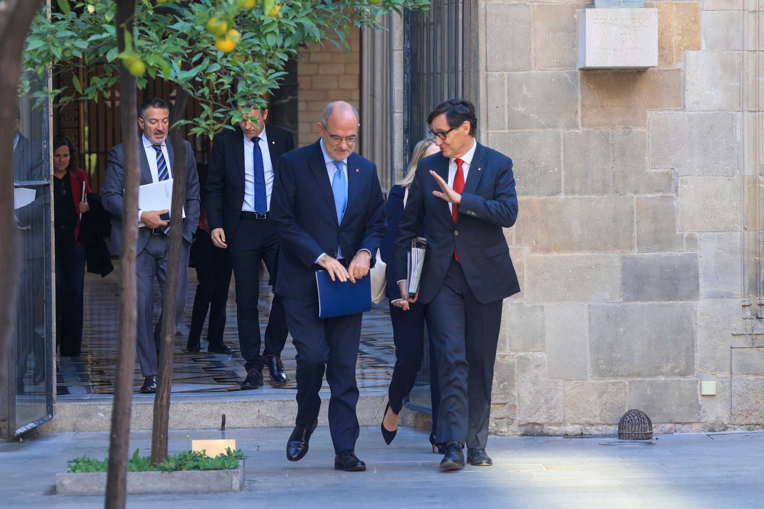 El president de la Generalitat, Salvador Illa, i el conseller d'Acció Exterior, Jaume Duch, es dirigeixen a la reunió del Consell Executiu / Rubén Moreno / Govern