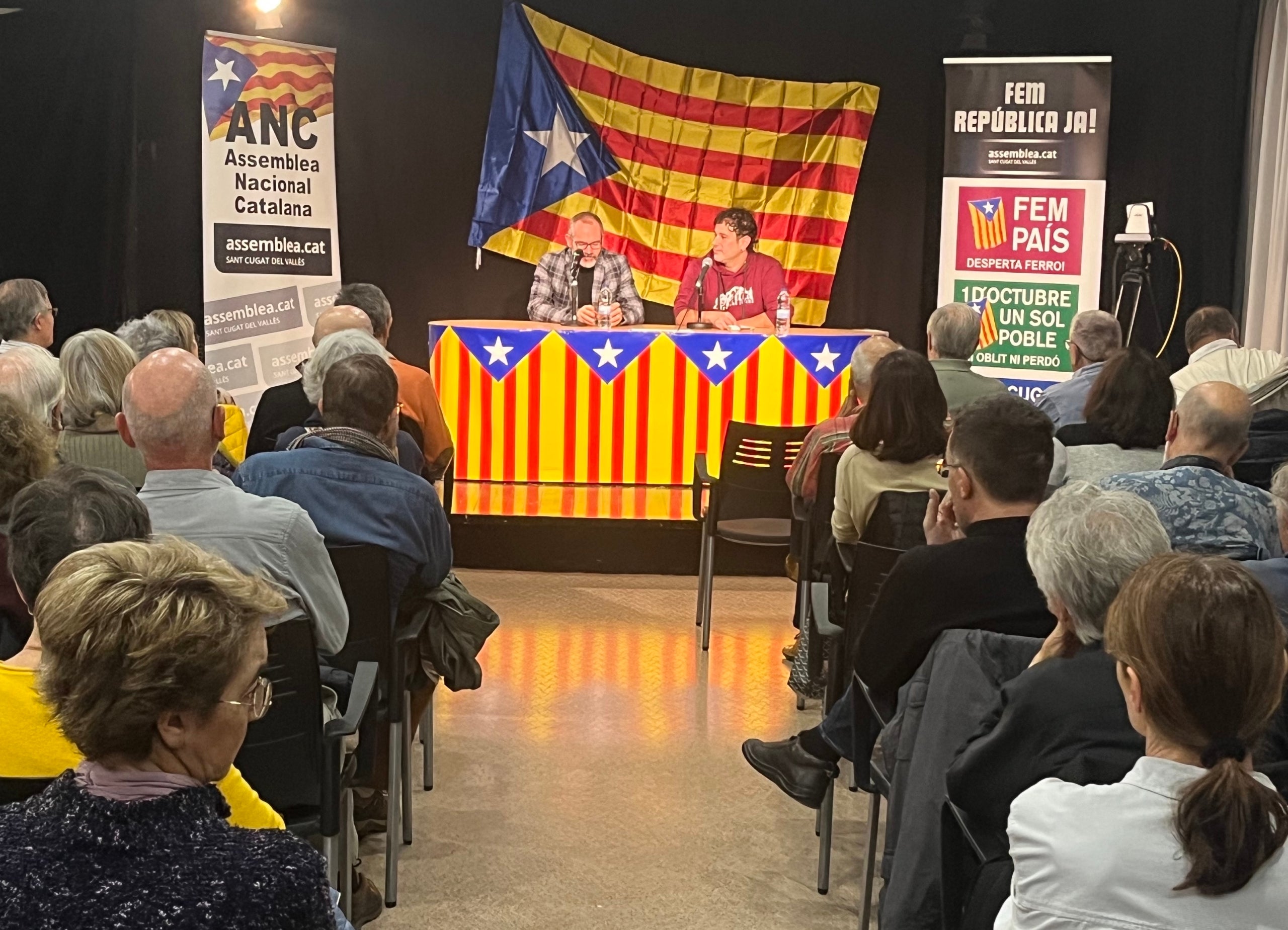 Josep Costa, secretario nacional de la ANC, y Carles Heredia, periodista y represaliado, en el coloquio de esta semana organizado por la ANC de Sant Cugat / S.B.