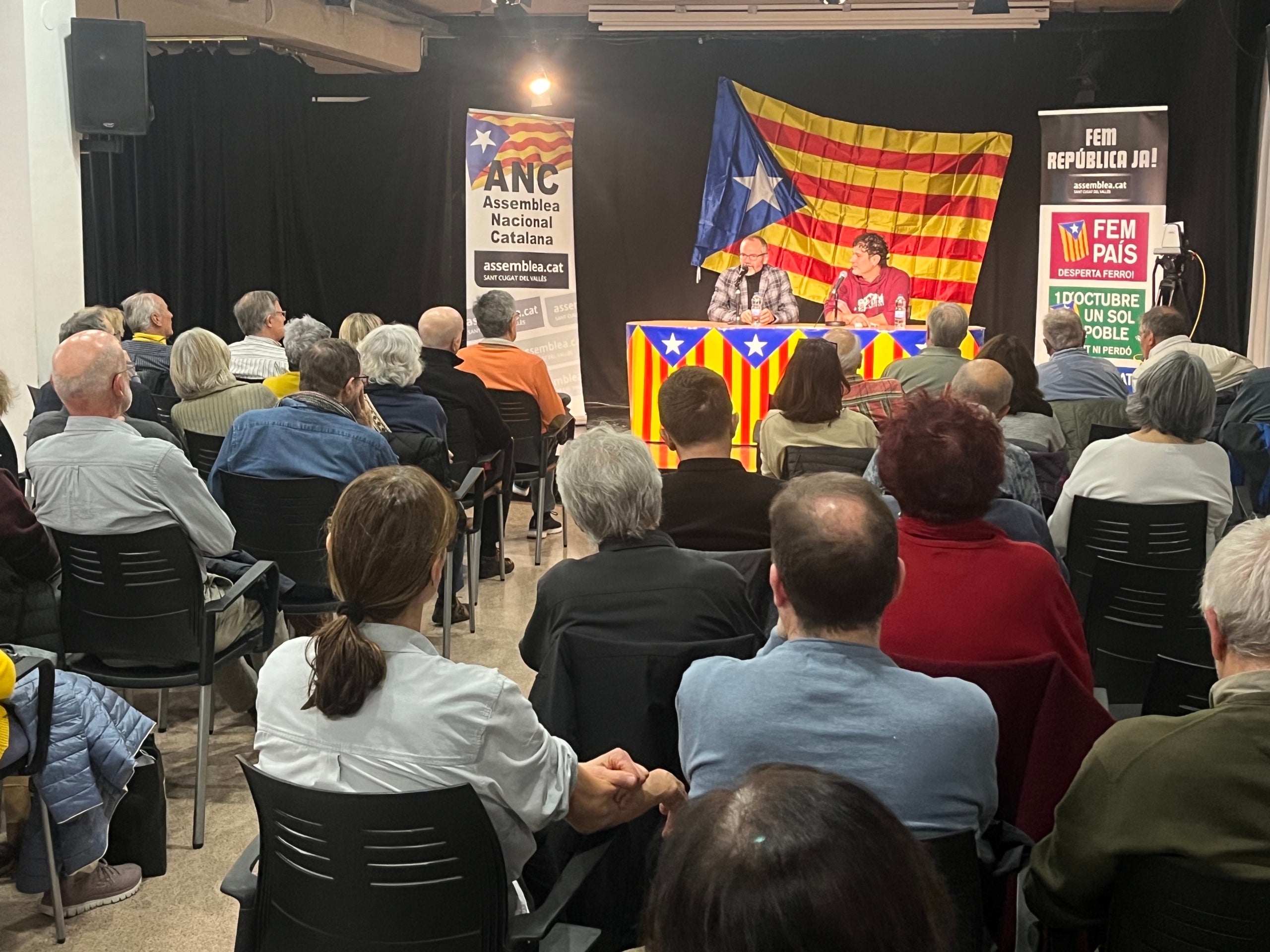 La sala donde Josep Costa, secretario nacional de la ANC, y Carles Heredia, periodista y represaliado, han hecho un coloquio esta semana, organizado por la ANC de Sant Cugat / S.B.