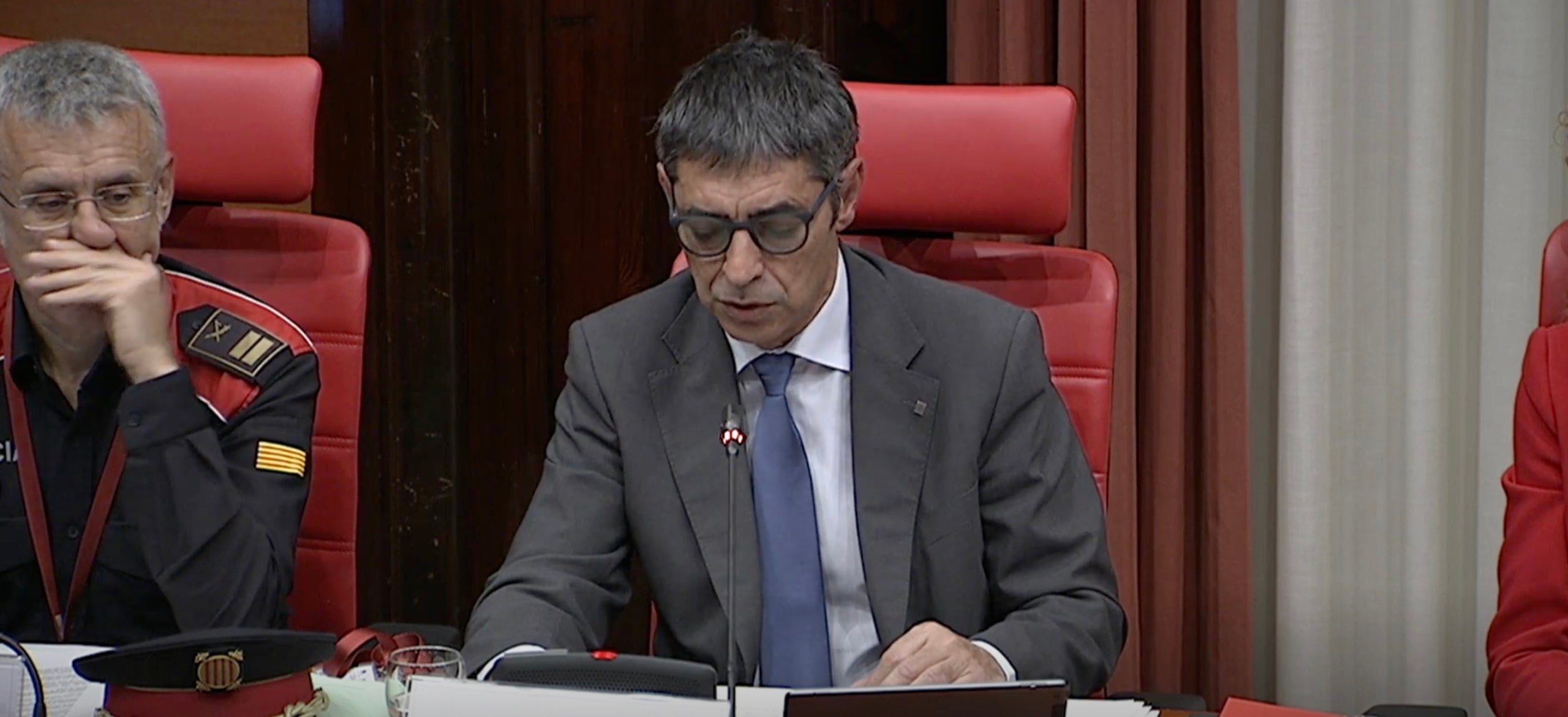 El comissari Esquius, amb uniforme, para l'orella al director Josep Lluís Trapero/QS