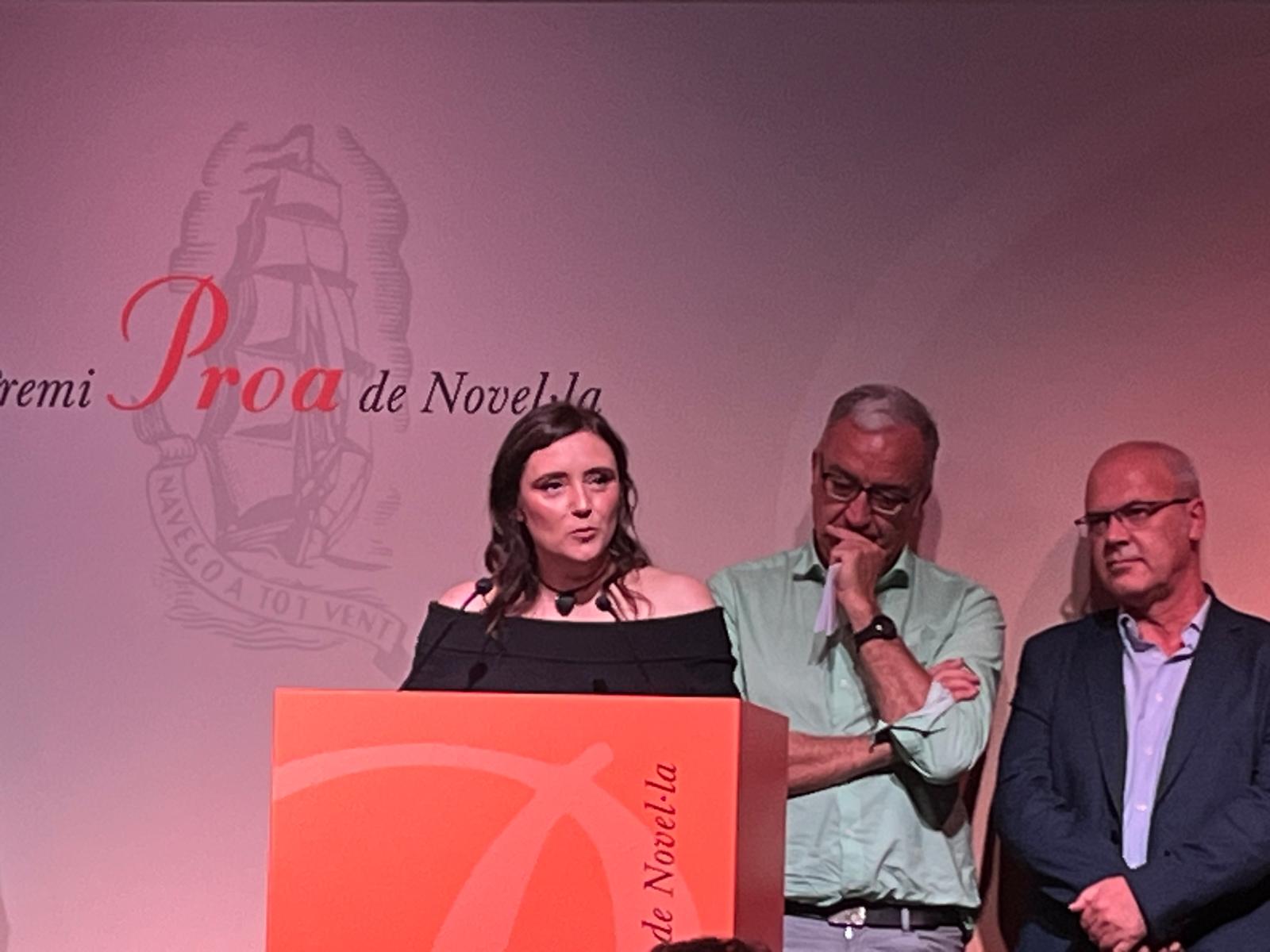 La guanyadora del Premi Proa, Eva Comas-Arnal, al costat del president del jurat, Xavier Pla, en l’acte d’entrega del guardó / S.B.