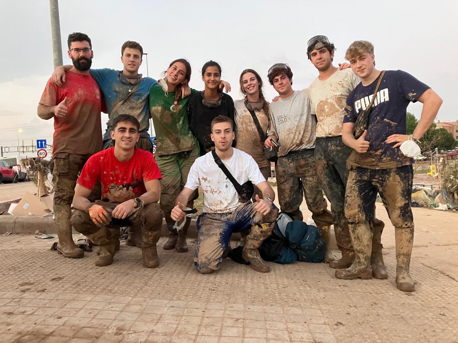 Voluntaris DANA es retraten després de treballar a Alfafar/Voluntaris Dana