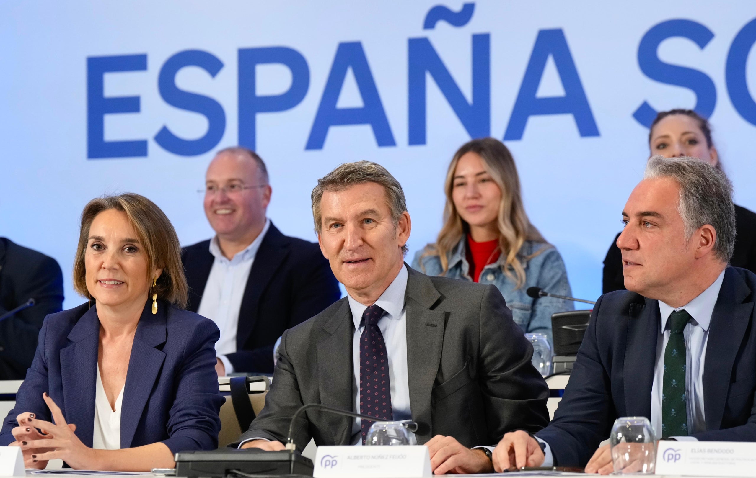 Cuca Gamarra, Alberto Núñez Feijóo i Elías Bendodo davant la cúpula del PP / Europa Press