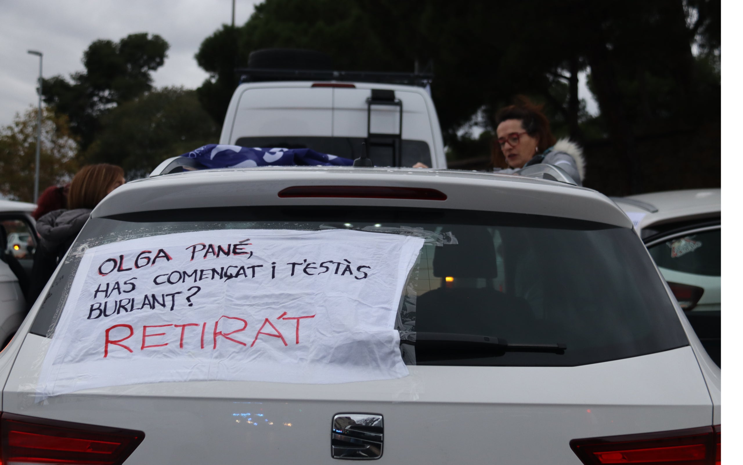 Una pancarta de los técnicos sanitarios denuncia que la consejera Pané se está 'burlando' de ellos. | Nazaret Romero (ACN)
