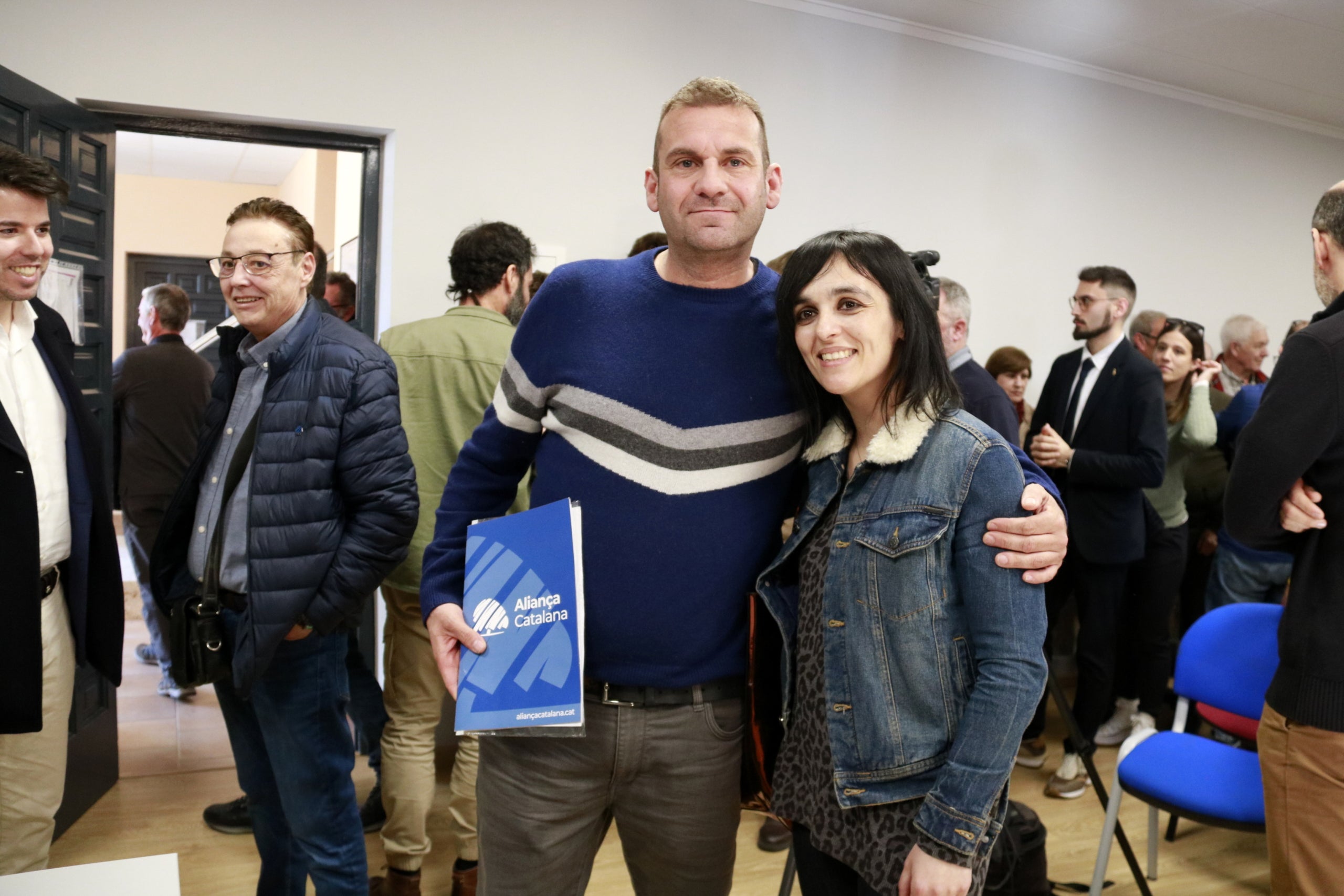 El exconcejal de Aliança Catalana en Ribera d'Ondara, Albert Puig, con la alcaldesa de Ripoll, Sílvia Orriols, en una imagen de archivo / Anna Berga (ACN)