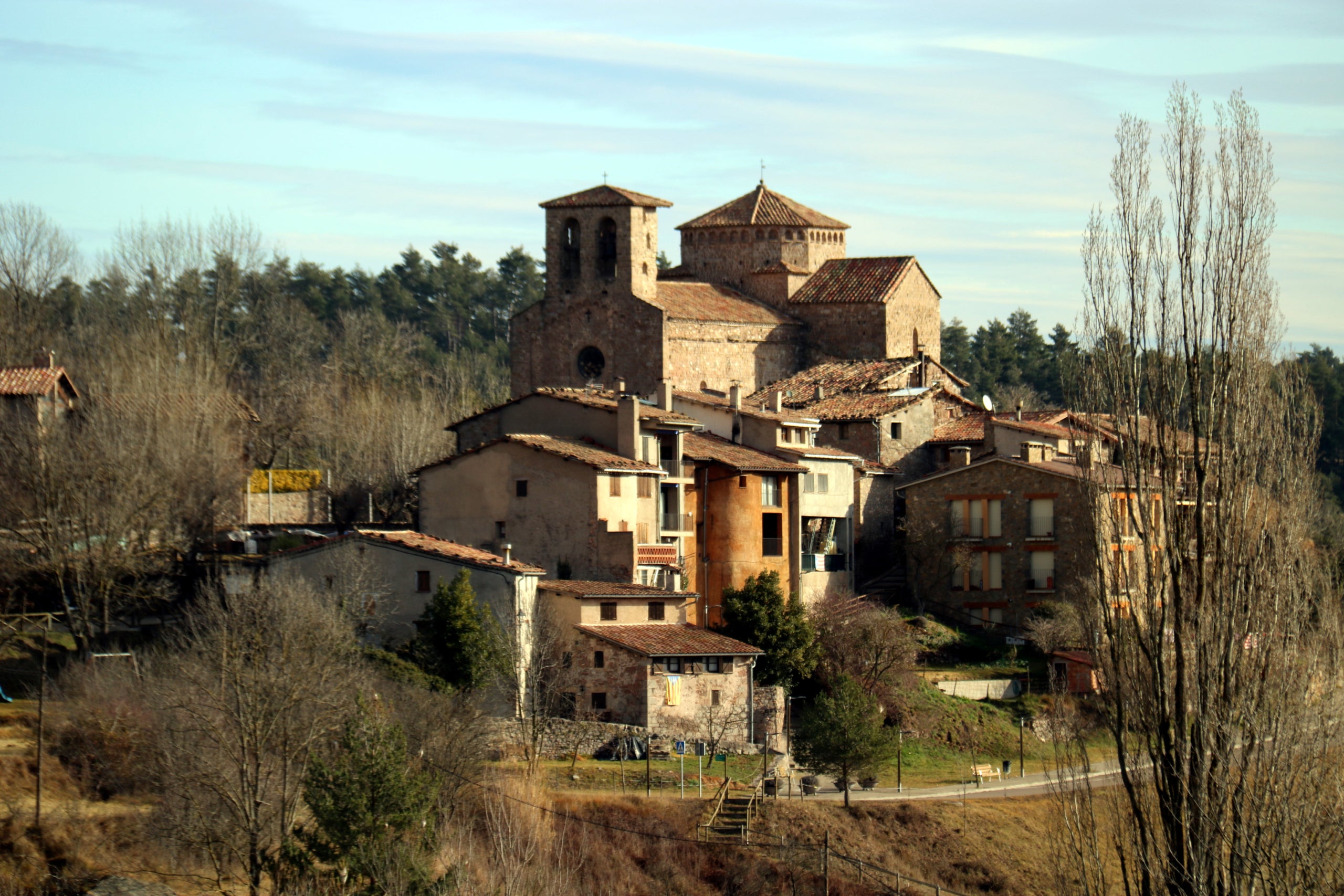 El poble de Sant Jaume de Frontanyà amb la seva joia del romànic / Nia Escolà (ACN)