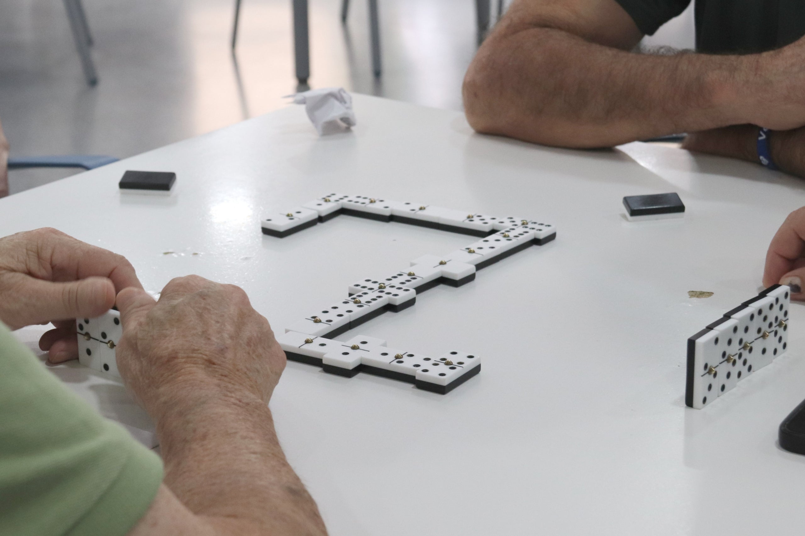 Gent gran en una de les activitats habituals en una residència/ACN