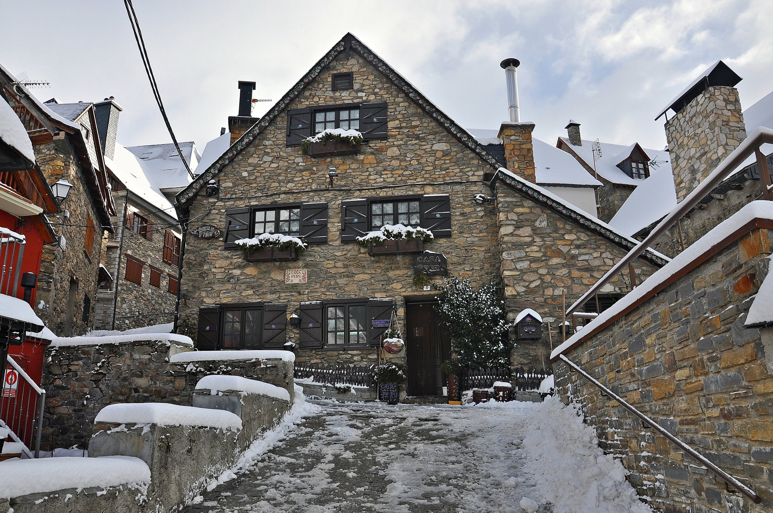 Imatge d'una casa tradicional de Bagergue, a la Vall d'Aran, coberta per la neu / Credit Commons