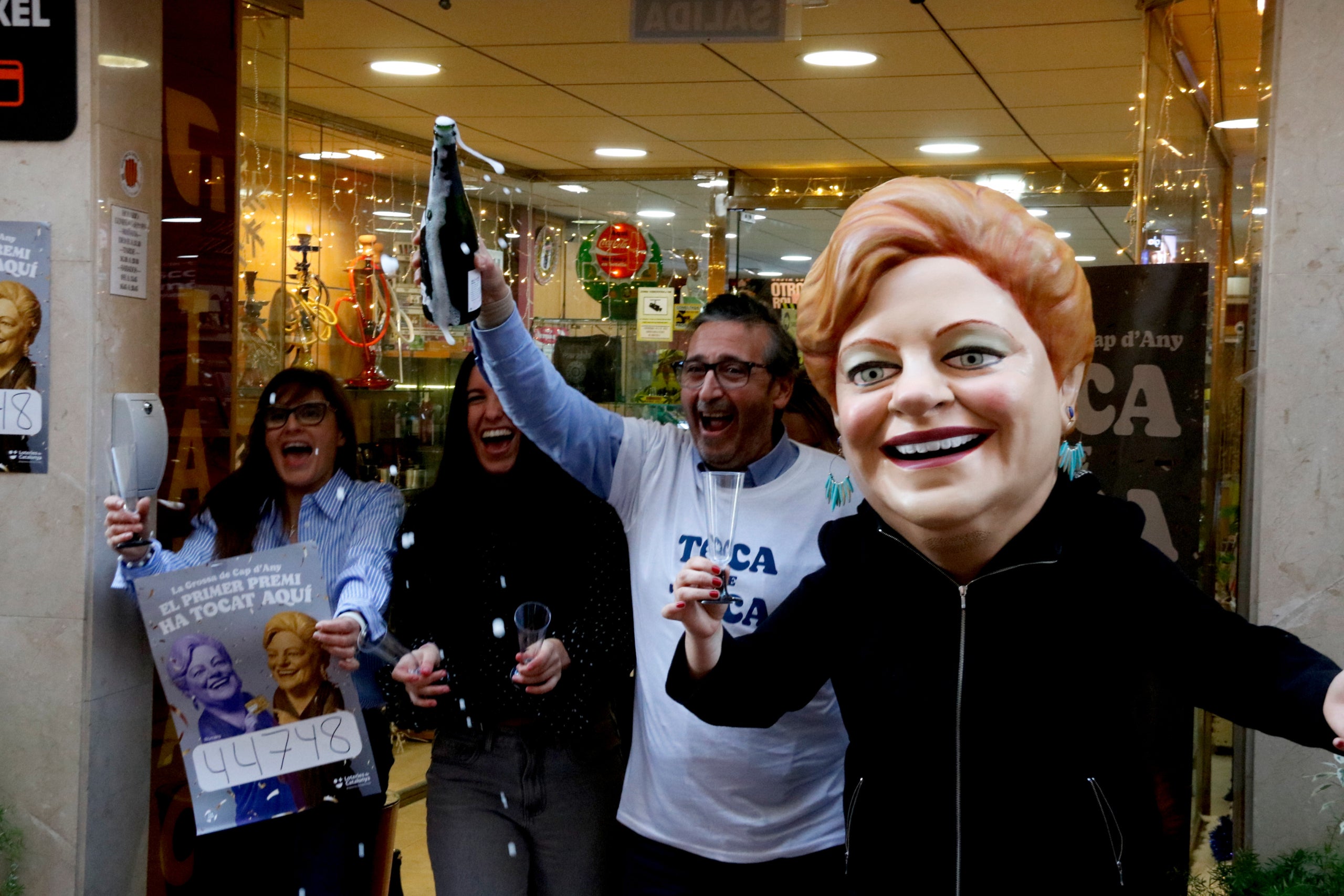 Els propietaris de l'estanc de Reus celebren que han venut el primer premi de la Grossa / ACN