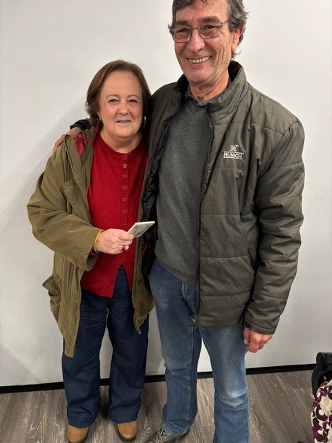 La Júlia, guanyadora de la Panera Més Gran del Món 2024, amb el seu marit, Joan, quan han visitat la redacció d'El Món per recollir els regals / J.G.