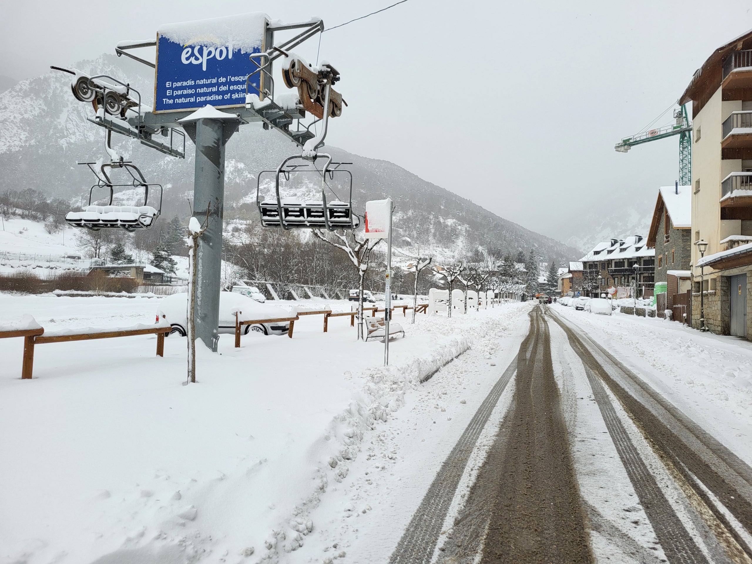 Espot, completament nevat
| FGC