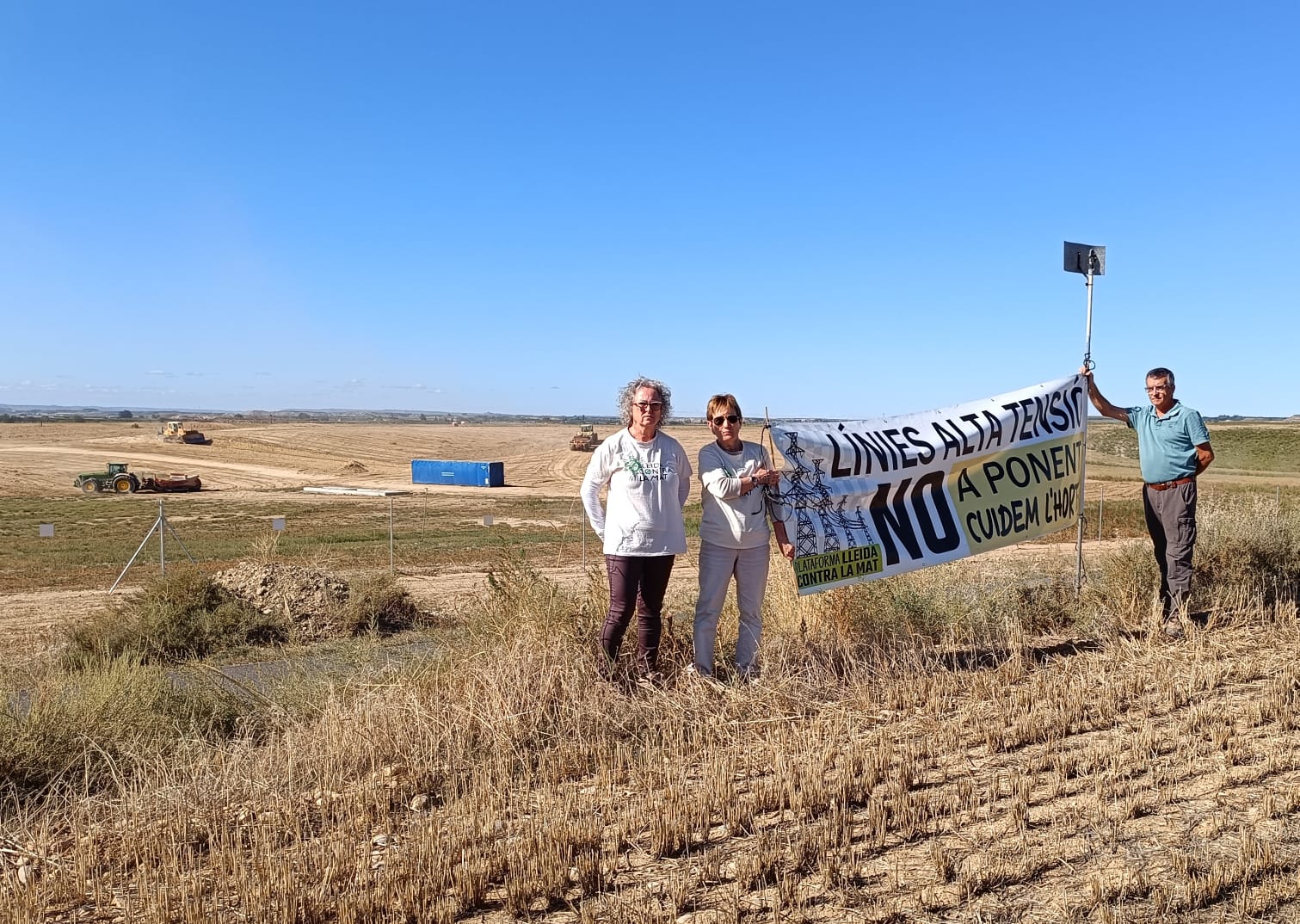 Acció de protesta de membres de la Plataforma Lleida contra la MAT | Plataforma Lleida contra la MAT