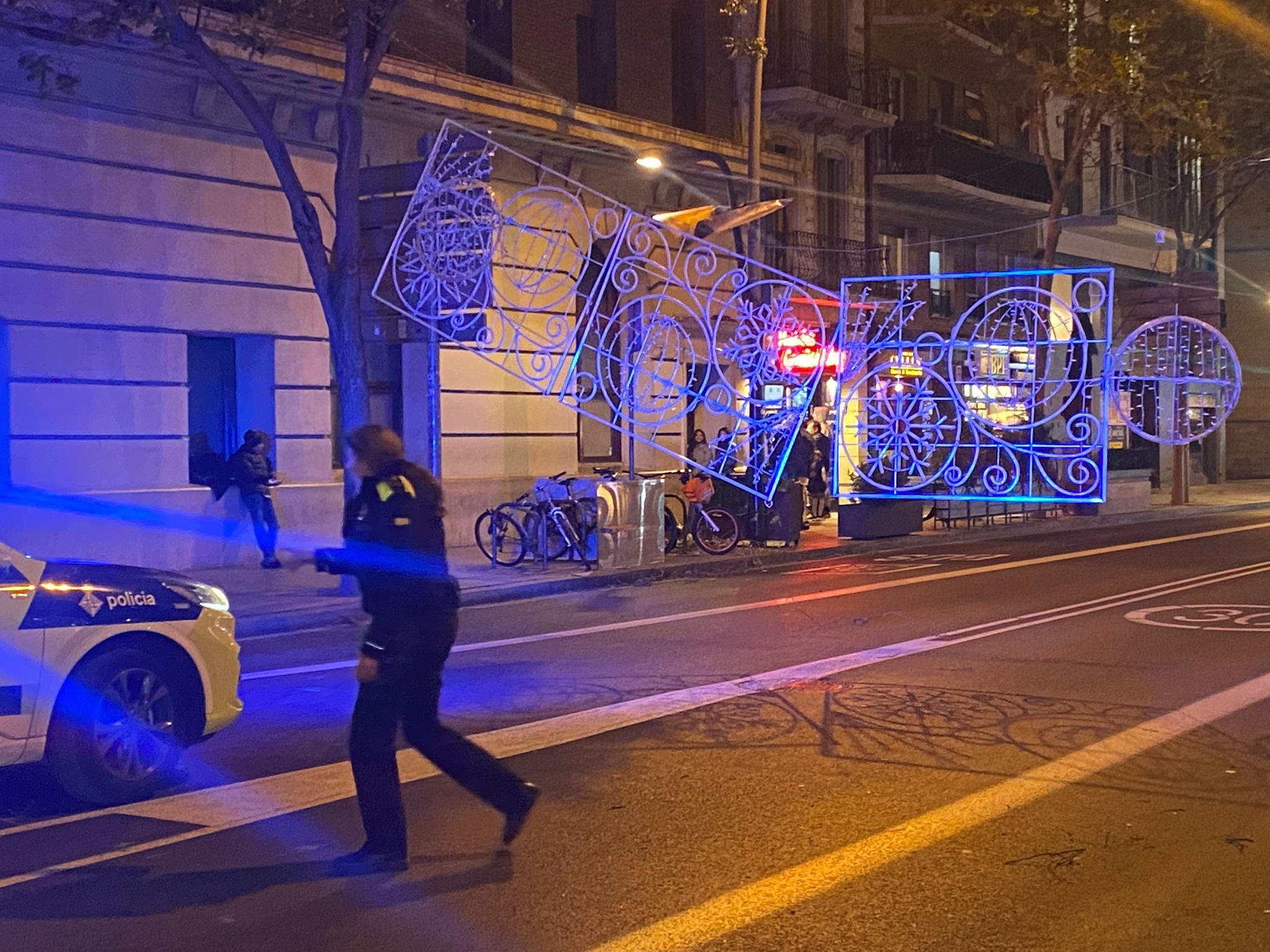 Un llum de Nadal, tombat per la ventada al carreu de la Creu Coberta | ACN