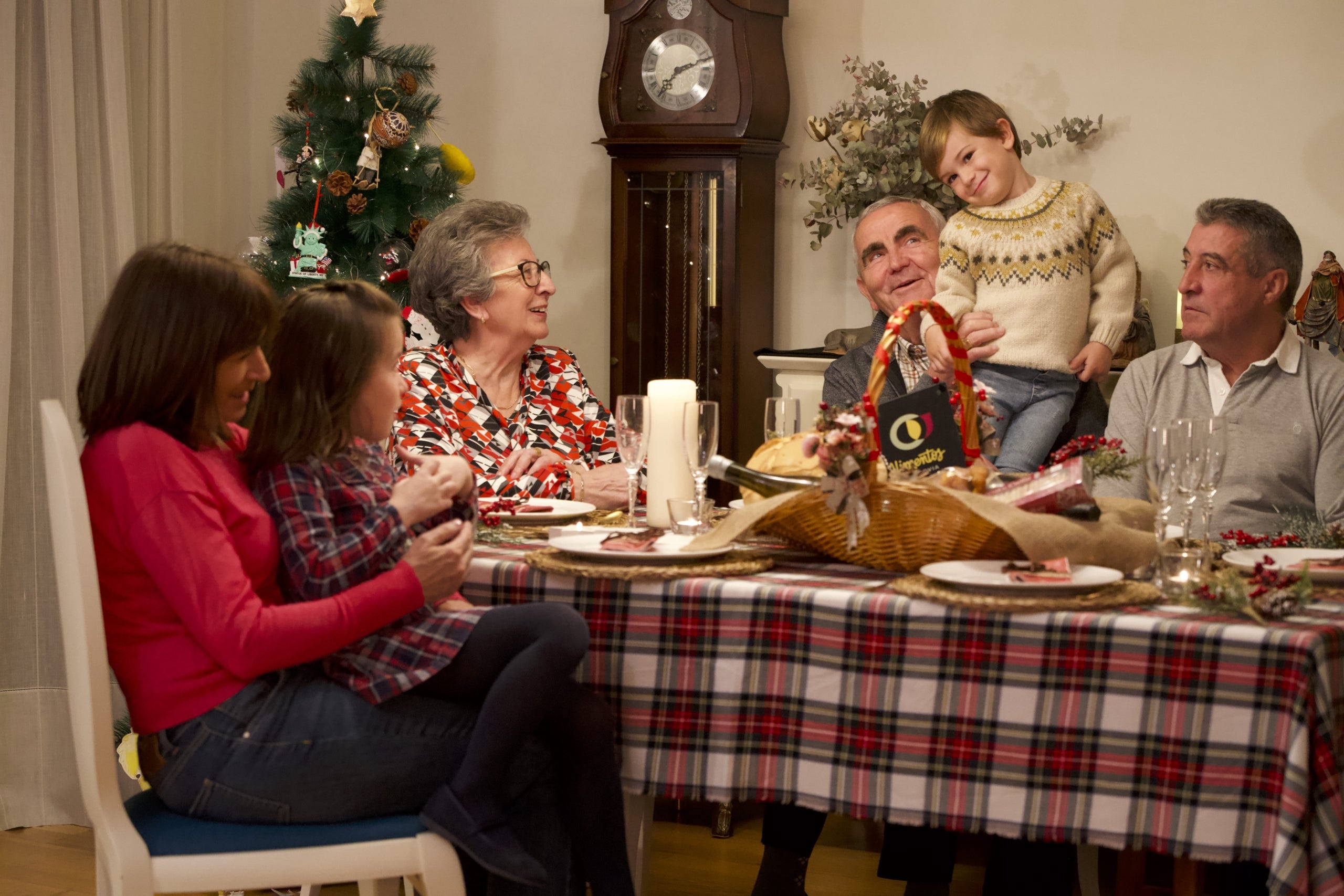 Imagen de una familia disfrutando de la cena de Navidad / Europa Press