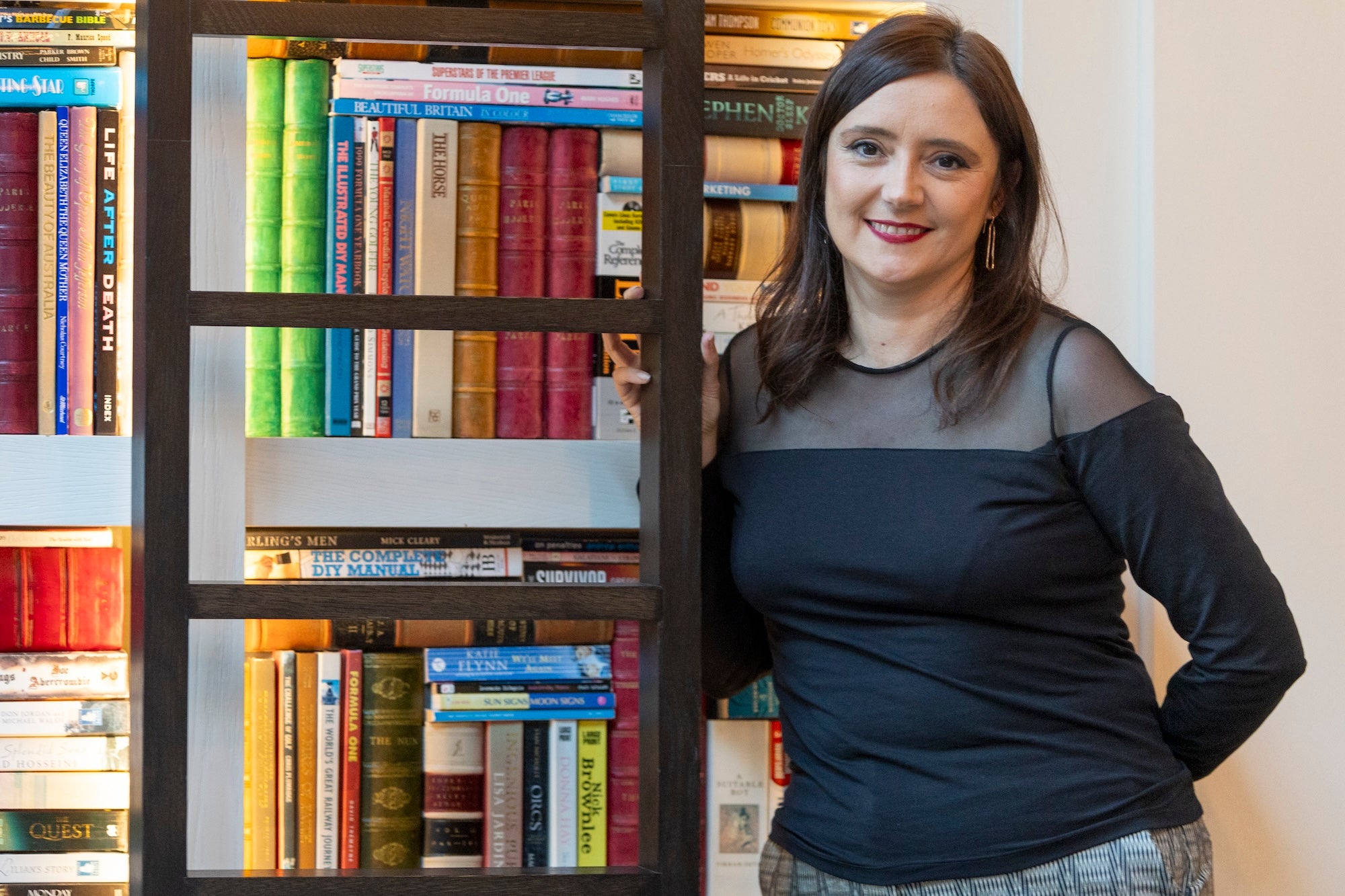 L'escriptora Eva Comas-Arnal, autora de 'Mercè i Joan', Premi Proa de Novel·la, durant l'entrevista amb El Món / Xavi Hurtado