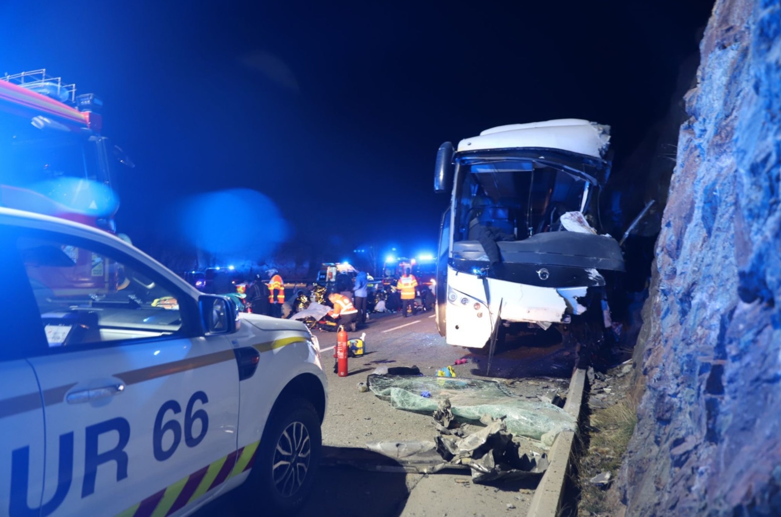 L'autobús que s'ha accidentat a Portè (Alta Cerdanya) / Prefectura dels Pirineus Orientals