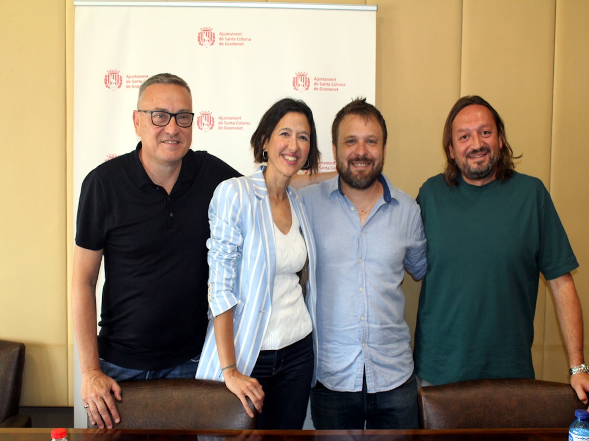 Salva Tovar, a la dreta de la imatge quan Ciutadans va signar l'acord per integrar-se a l'aleshores govern municipal de Núria Parlon / Ajuntament de Santa Coloma de Gramenet