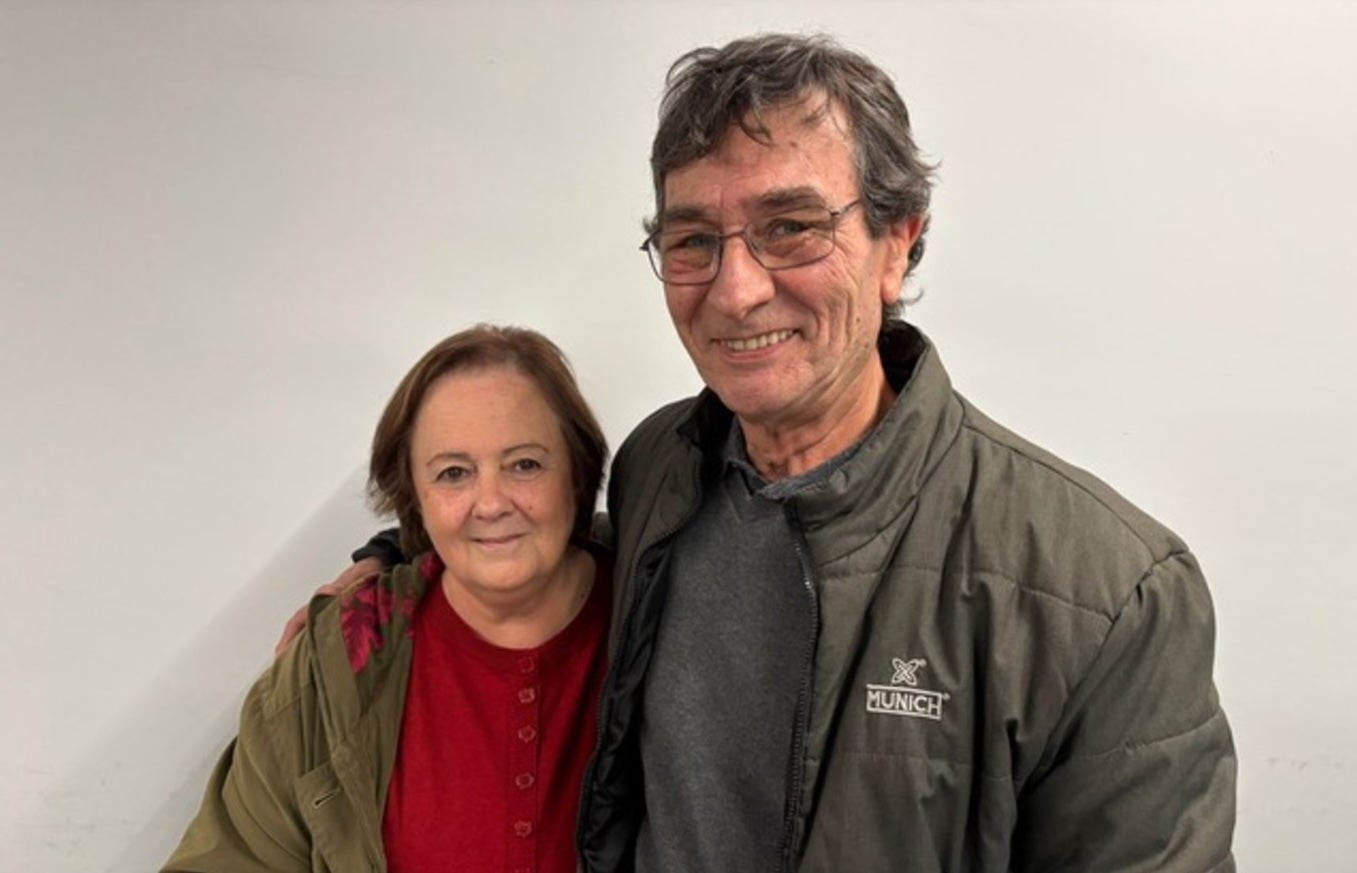 La Júlia, guanyadora de la Panera Més Gran del Món 2024, amb el seu marit, Joan, quan han visitat la redacció d'El Món per recollir els regals / J.G.