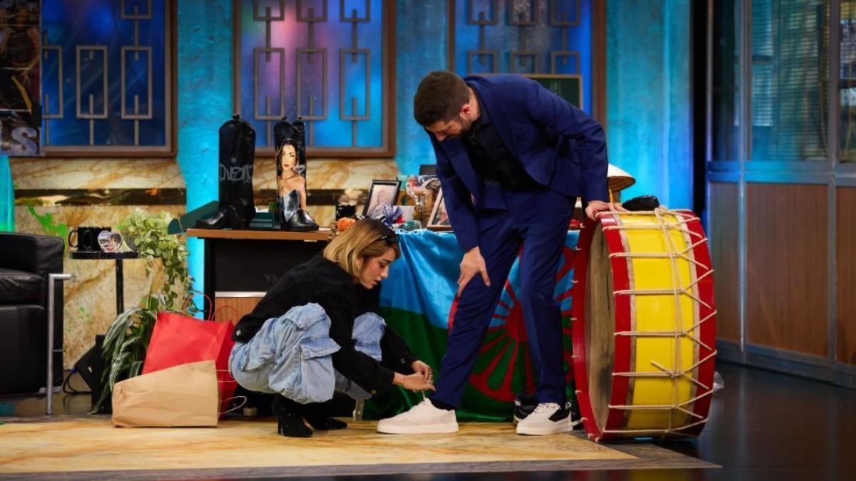 La cantant Maria Becerra li regala unes sabates a David Broncano | TVE