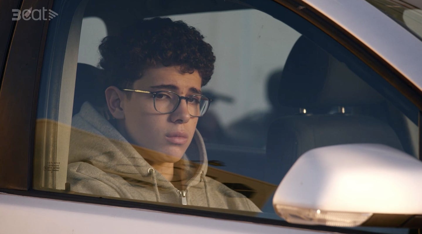 L'Ismael dins un cotxe assegut al seient del copilot | 3cat