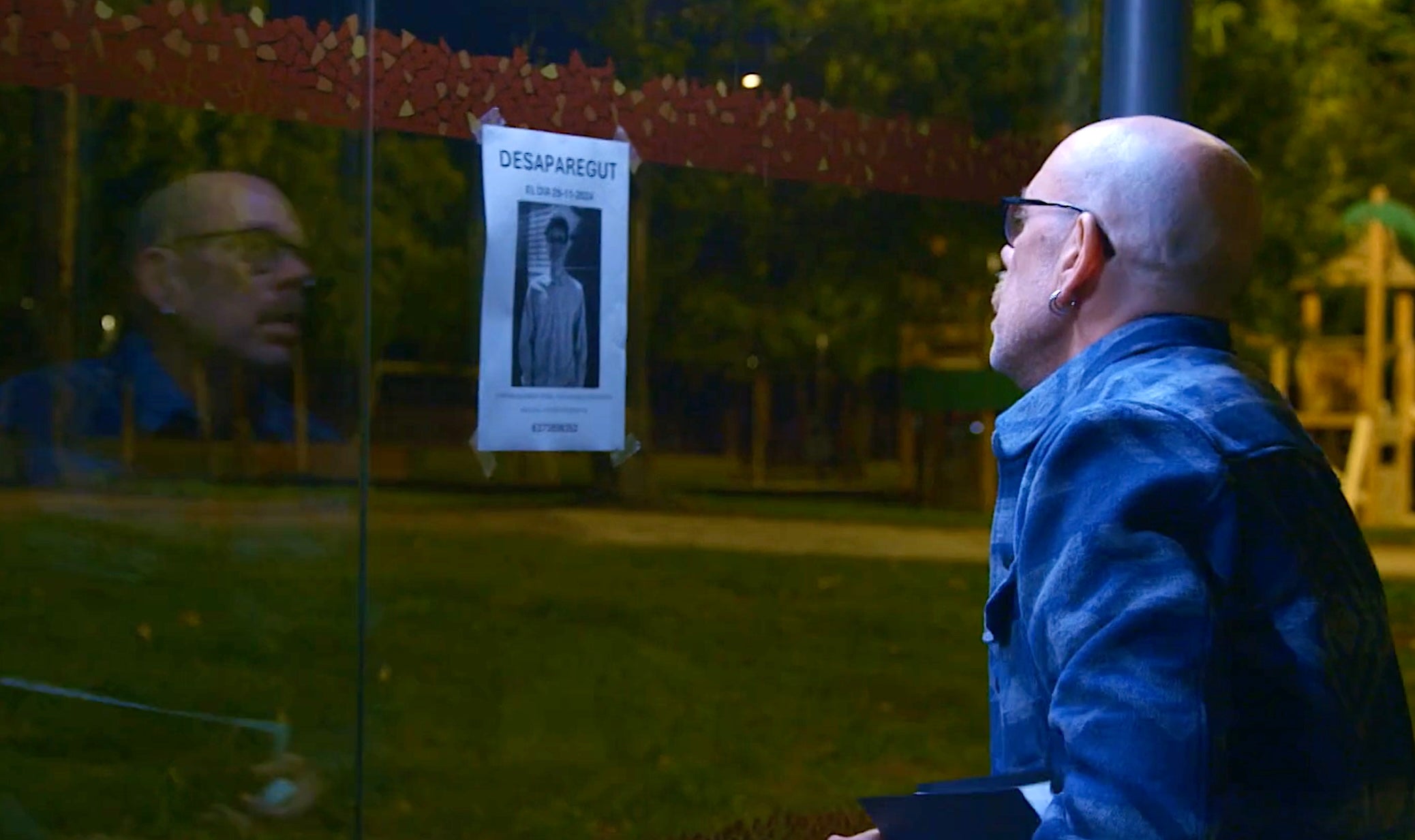 El Litus (Pepo Blasco) colgando un cartel sobre la desaparición de su hijo, Ismael (Jaume Solà), en 'Com si fos ahir' / TV3 