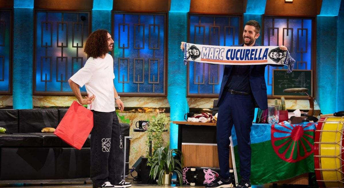 Marc Cucurella li regala una bufanda amb la seva cara a Broncano | TVE
